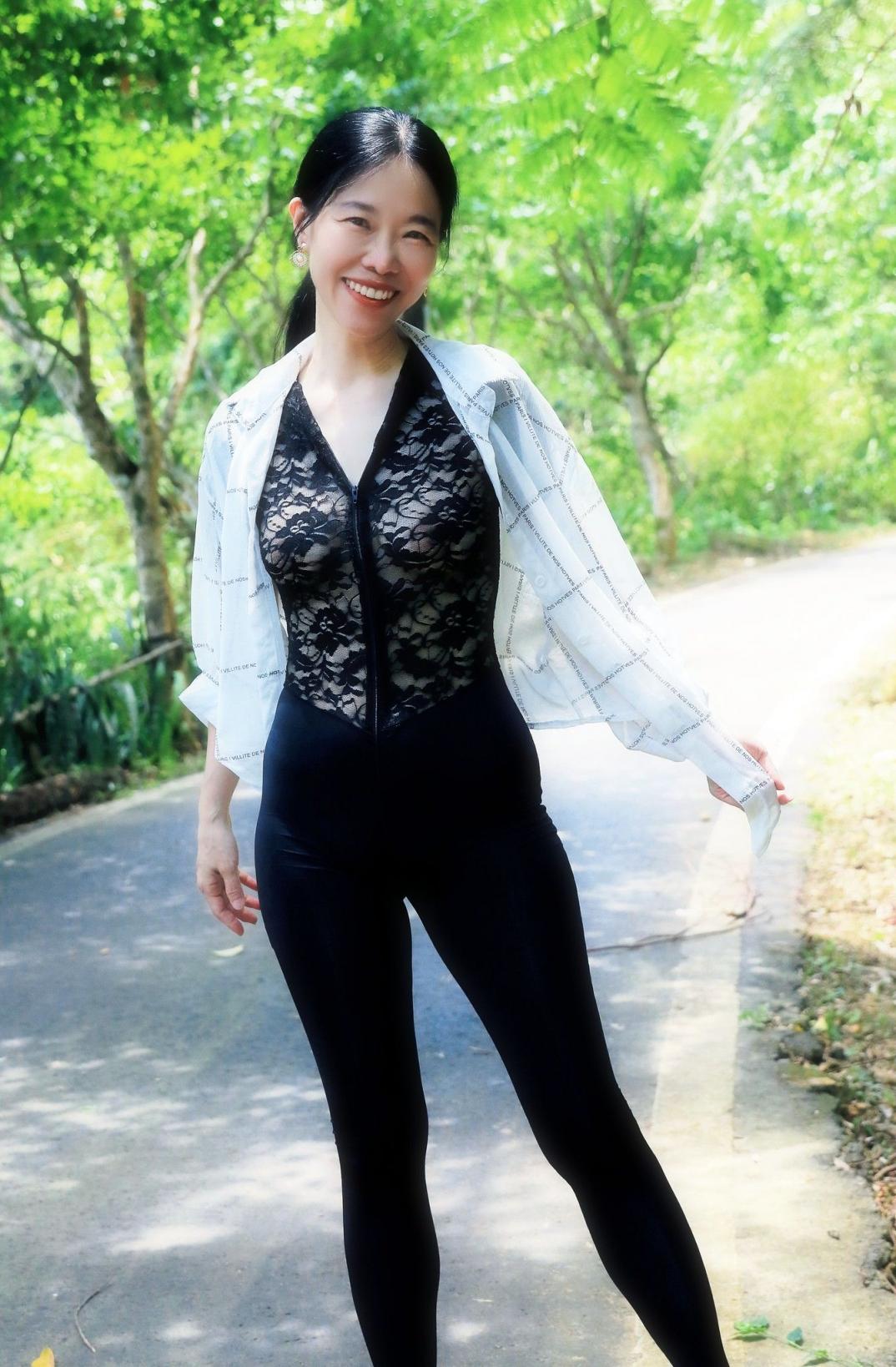 两个外国美女吃鸡图片