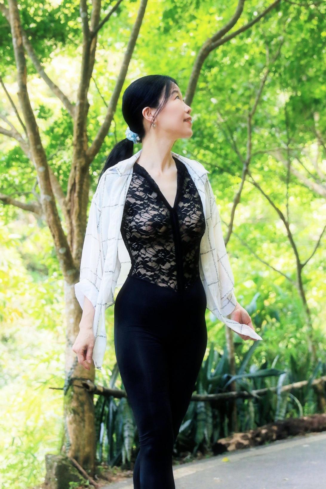 两个外国美女吃鸡图片