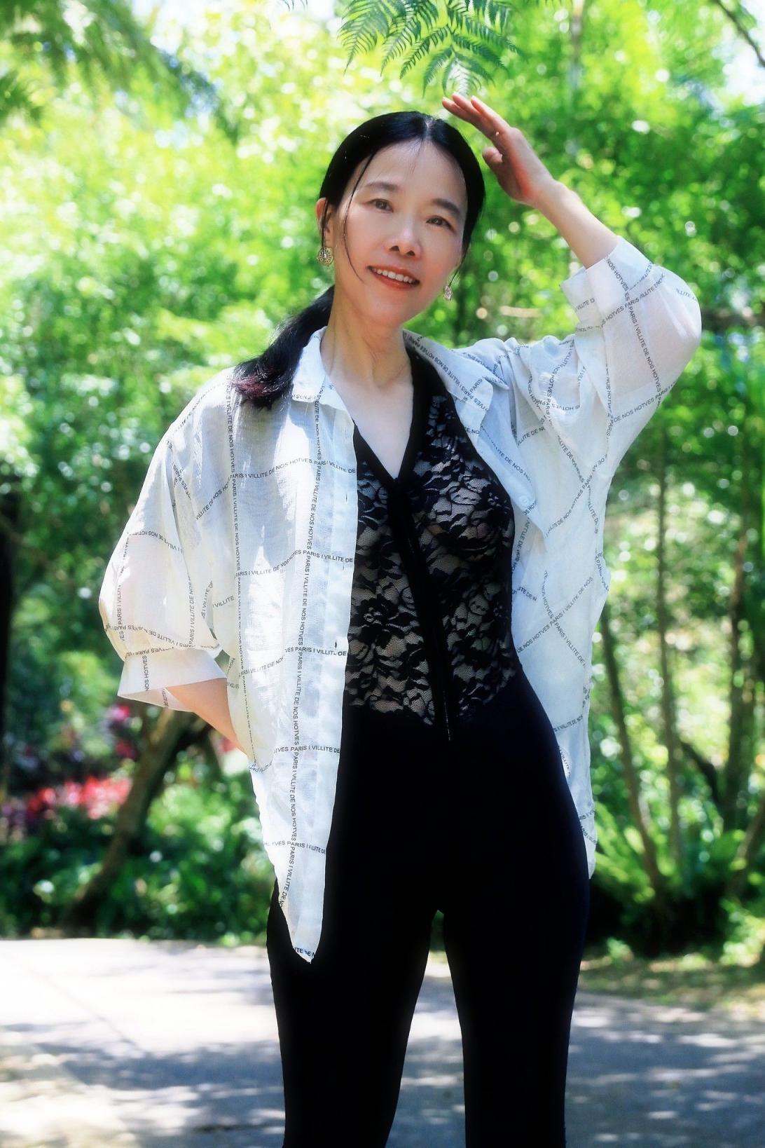 两个外国美女吃鸡图片