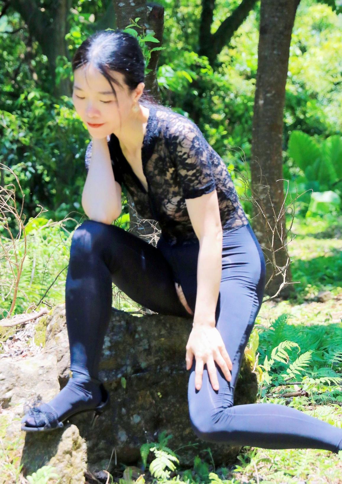 两个外国美女吃鸡图片