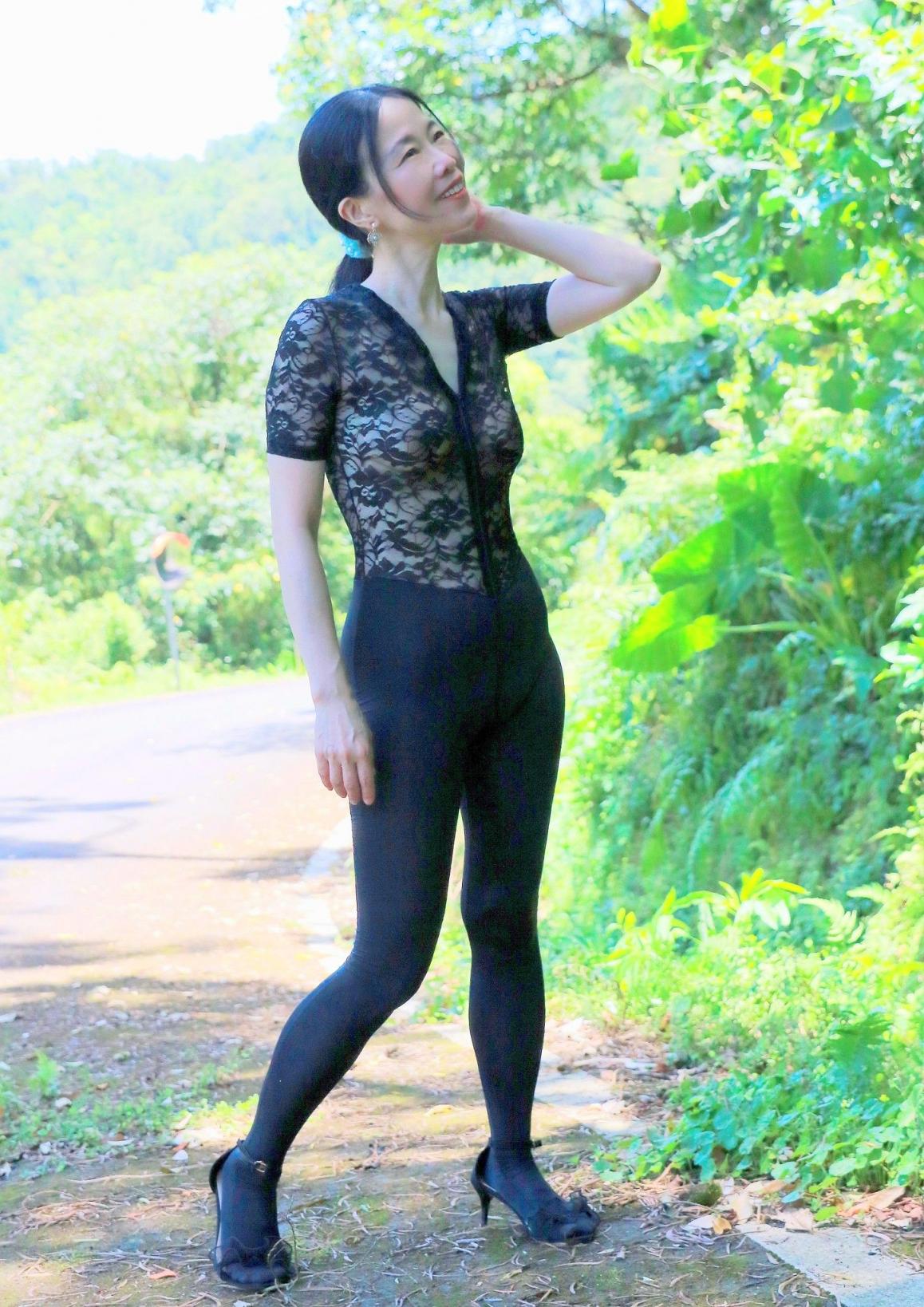 两个外国美女吃鸡图片