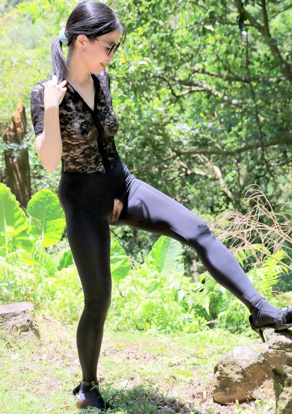 两个外国美女吃鸡图片