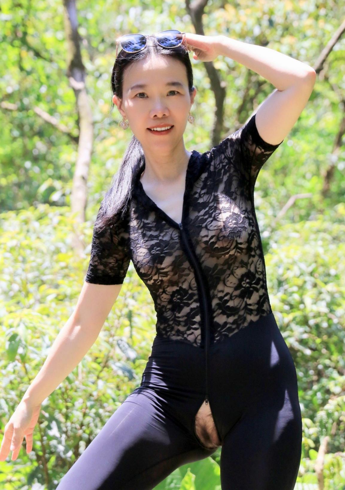 两个外国美女吃鸡图片