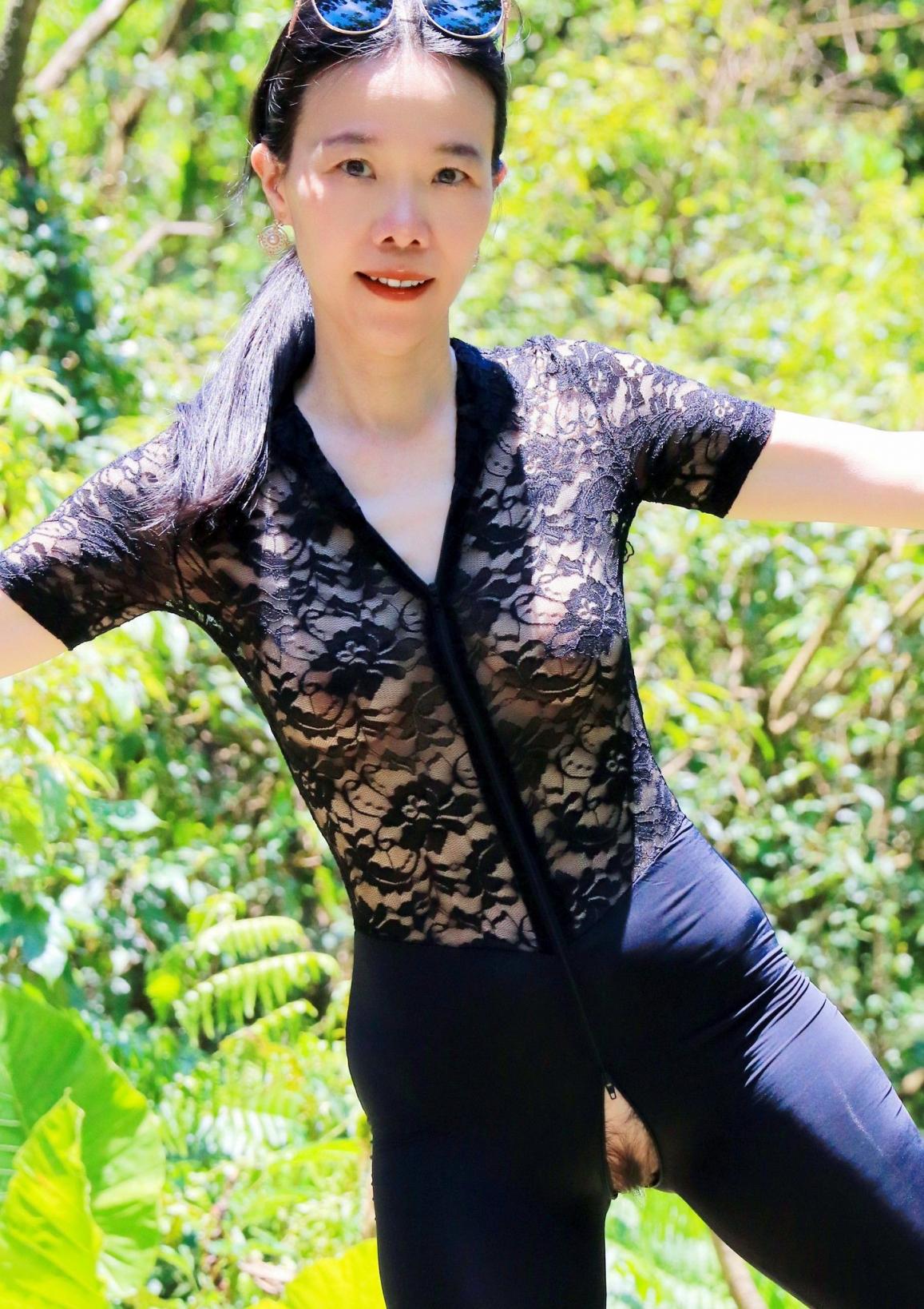 两个外国美女吃鸡图片