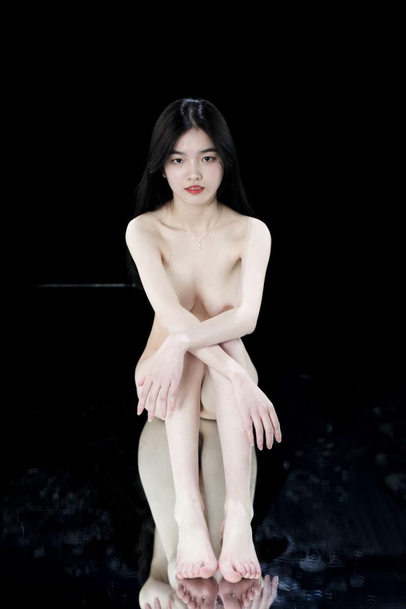 白皙的妹子奶子挺不错啊