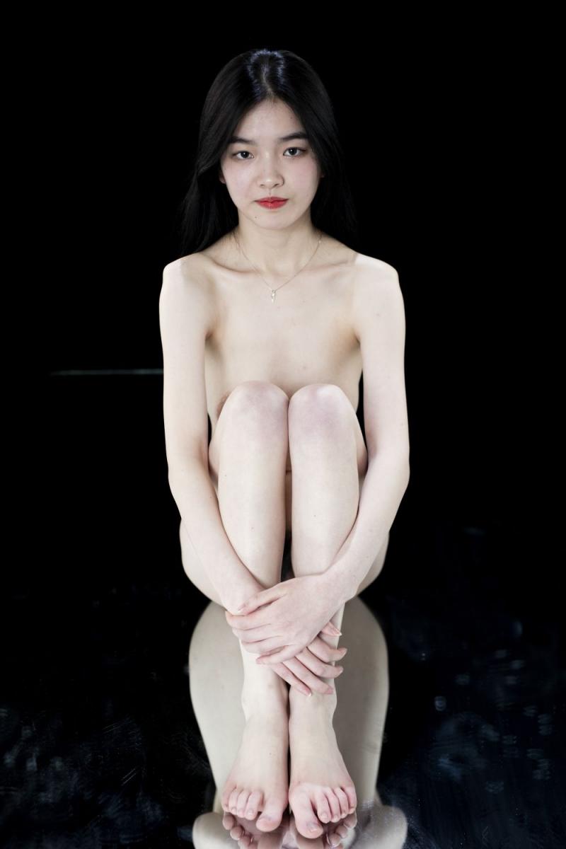 白皙的妹子奶子挺不错啊