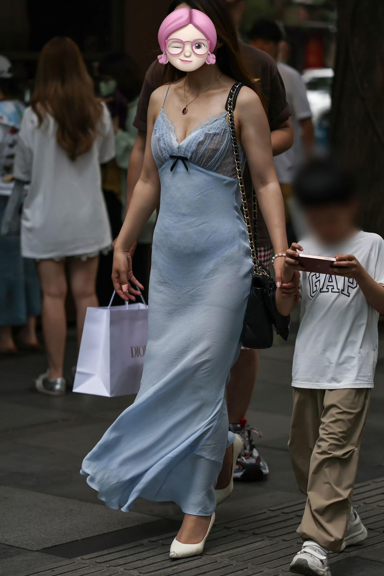 若隐若现的内裤