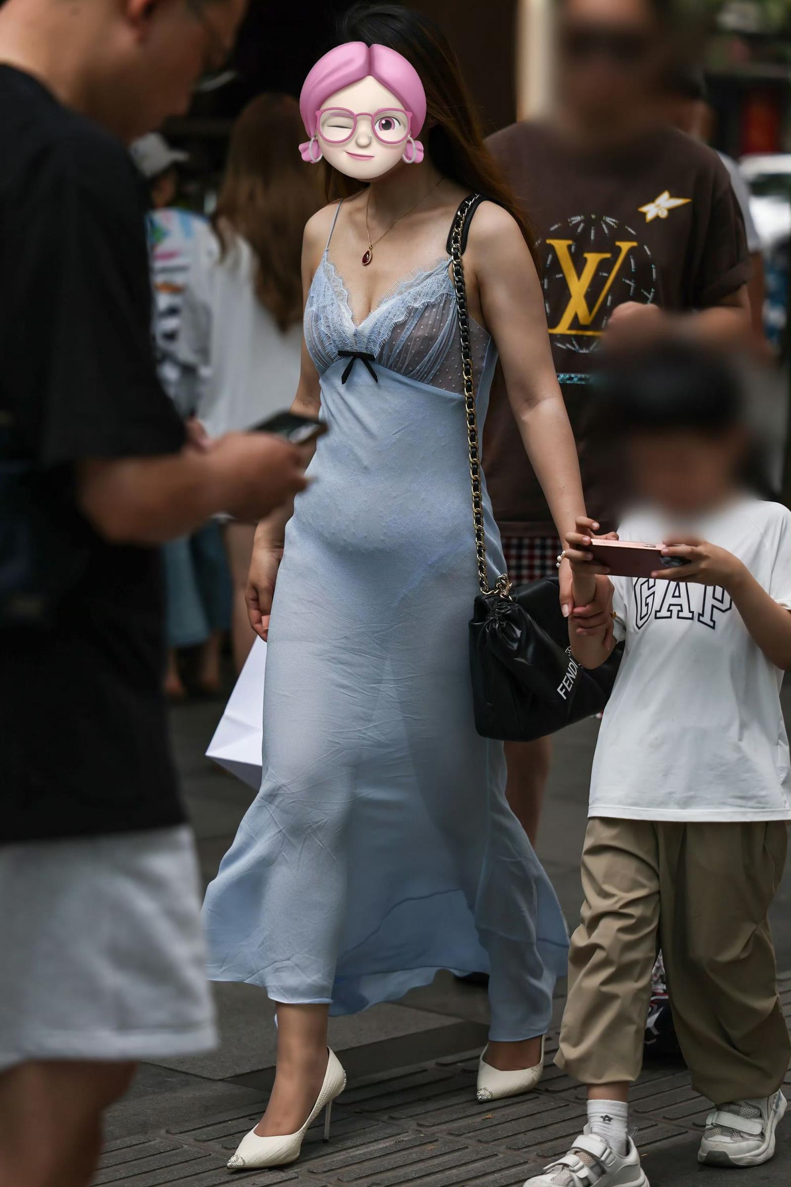 若隐若现的内裤