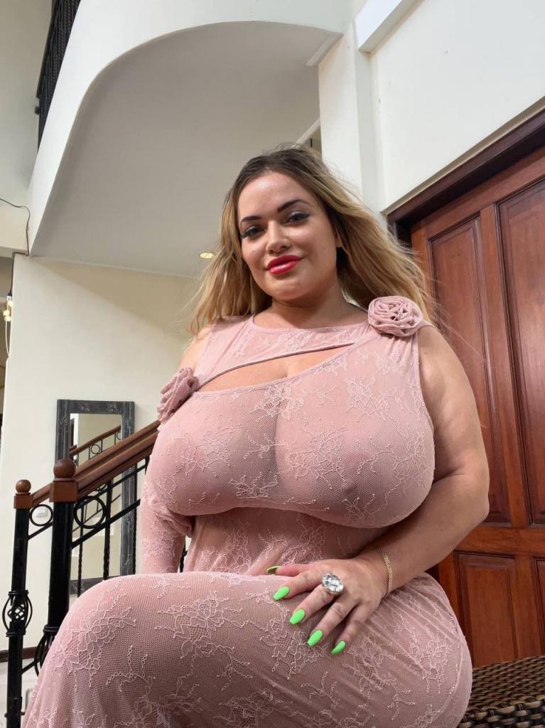 饱满巨乳赛过头——Olyria Roy