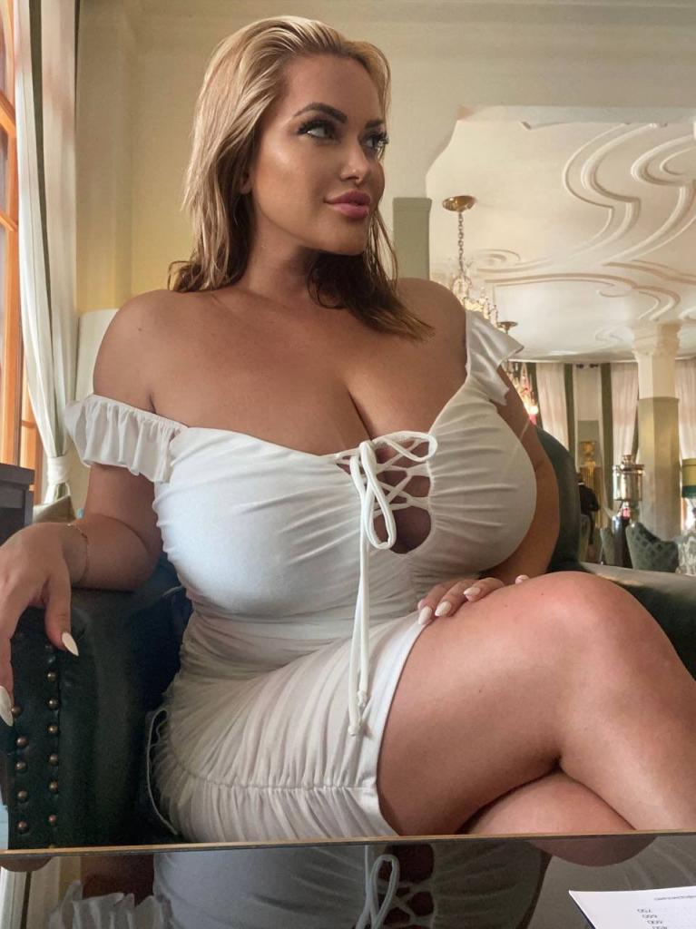 饱满巨乳赛过头——Olyria Roy