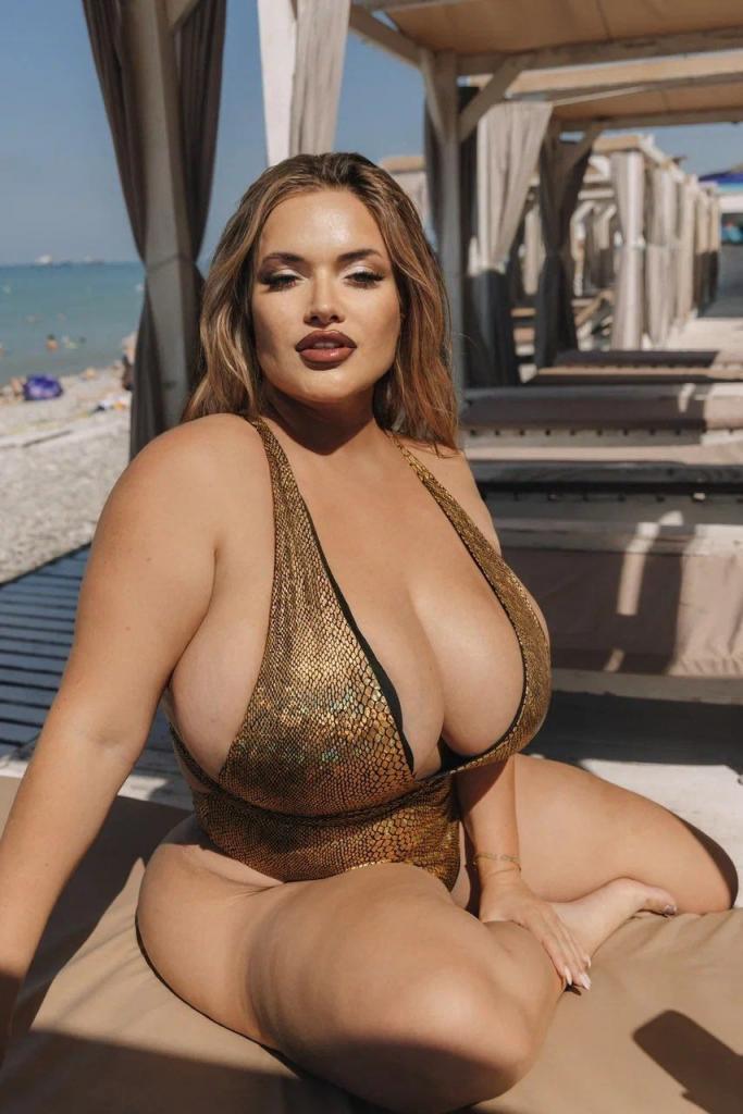 饱满巨乳赛过头——Olyria Roy