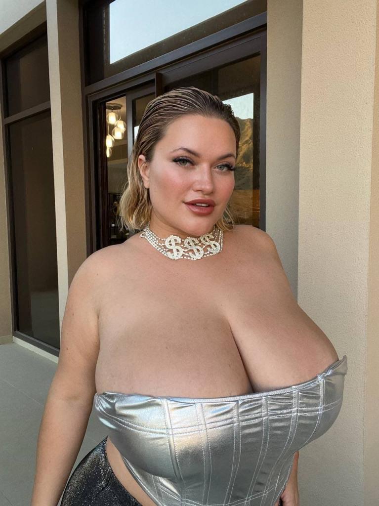 饱满巨乳赛过头——Olyria Roy