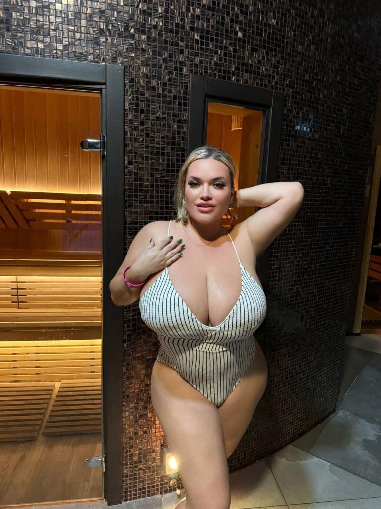 饱满巨乳赛过头——Olyria Roy