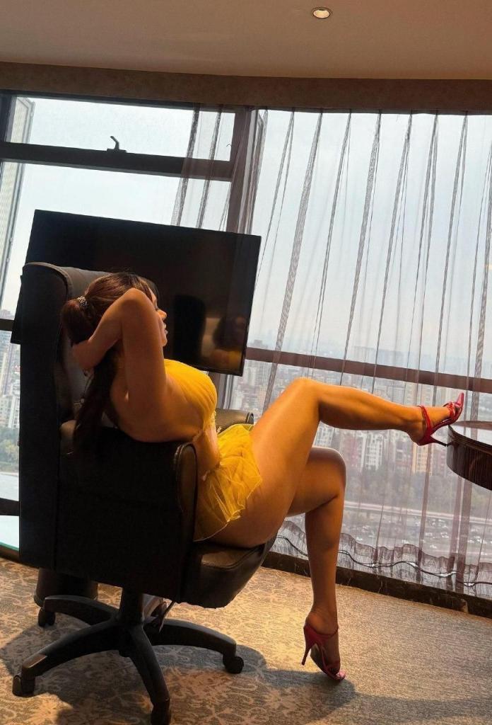 丁字裤卡在蜜桃臀肉缝里 身材高挑的整容脸骚女——水蜜桃米米