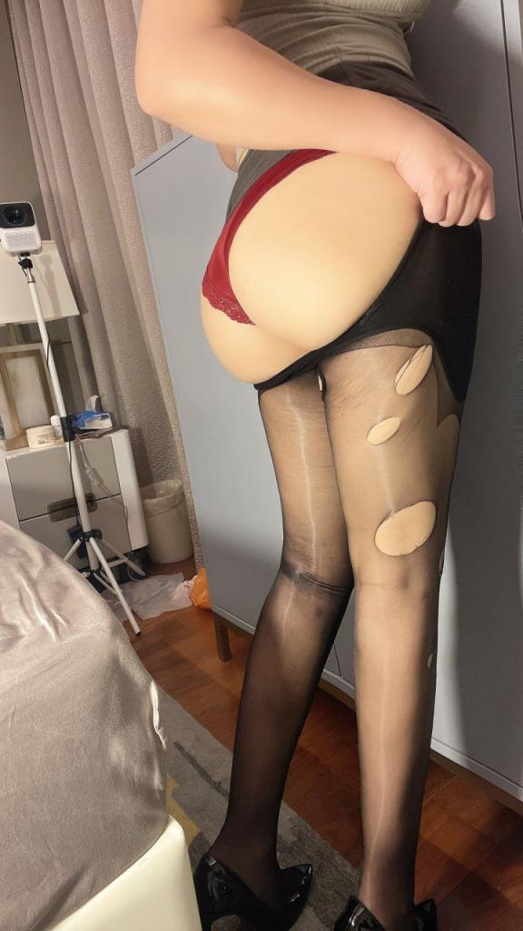 丁字裤卡在蜜桃臀肉缝里 身材高挑的整容脸骚女——水蜜桃米米