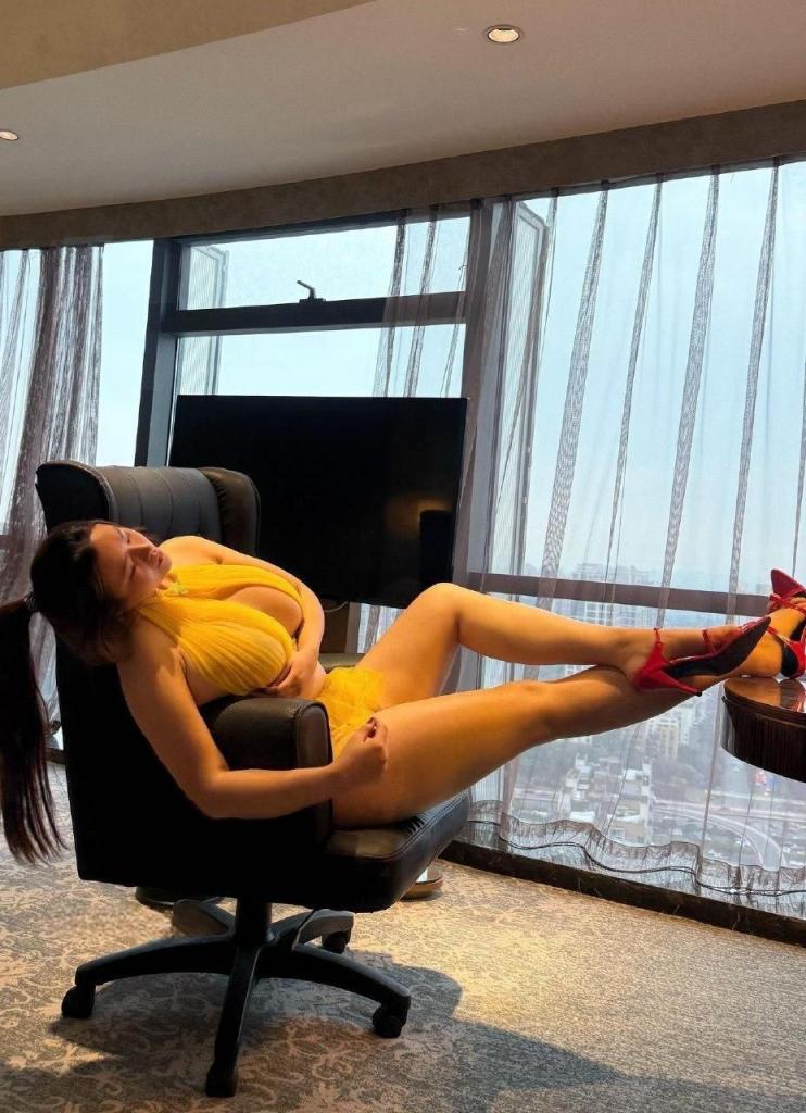 丁字裤卡在蜜桃臀肉缝里 身材高挑的整容脸骚女——水蜜桃米米