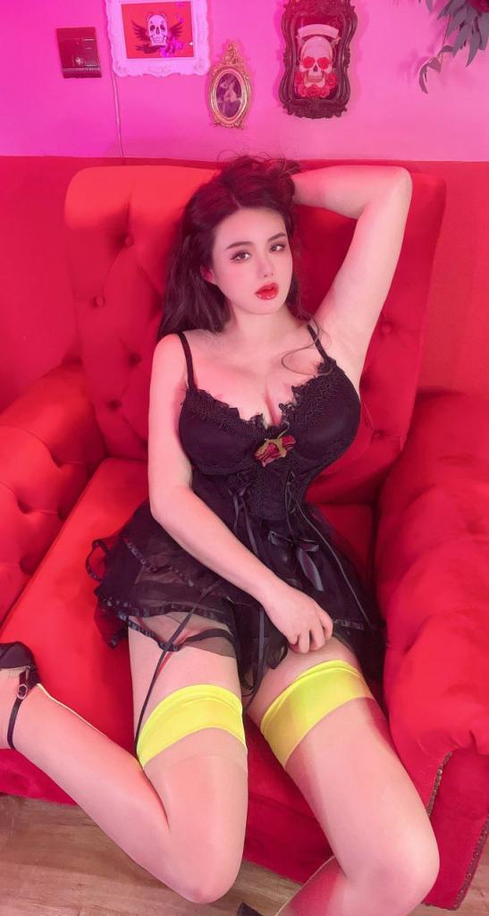 丁字裤卡在蜜桃臀肉缝里 身材高挑的整容脸骚女——水蜜桃米米