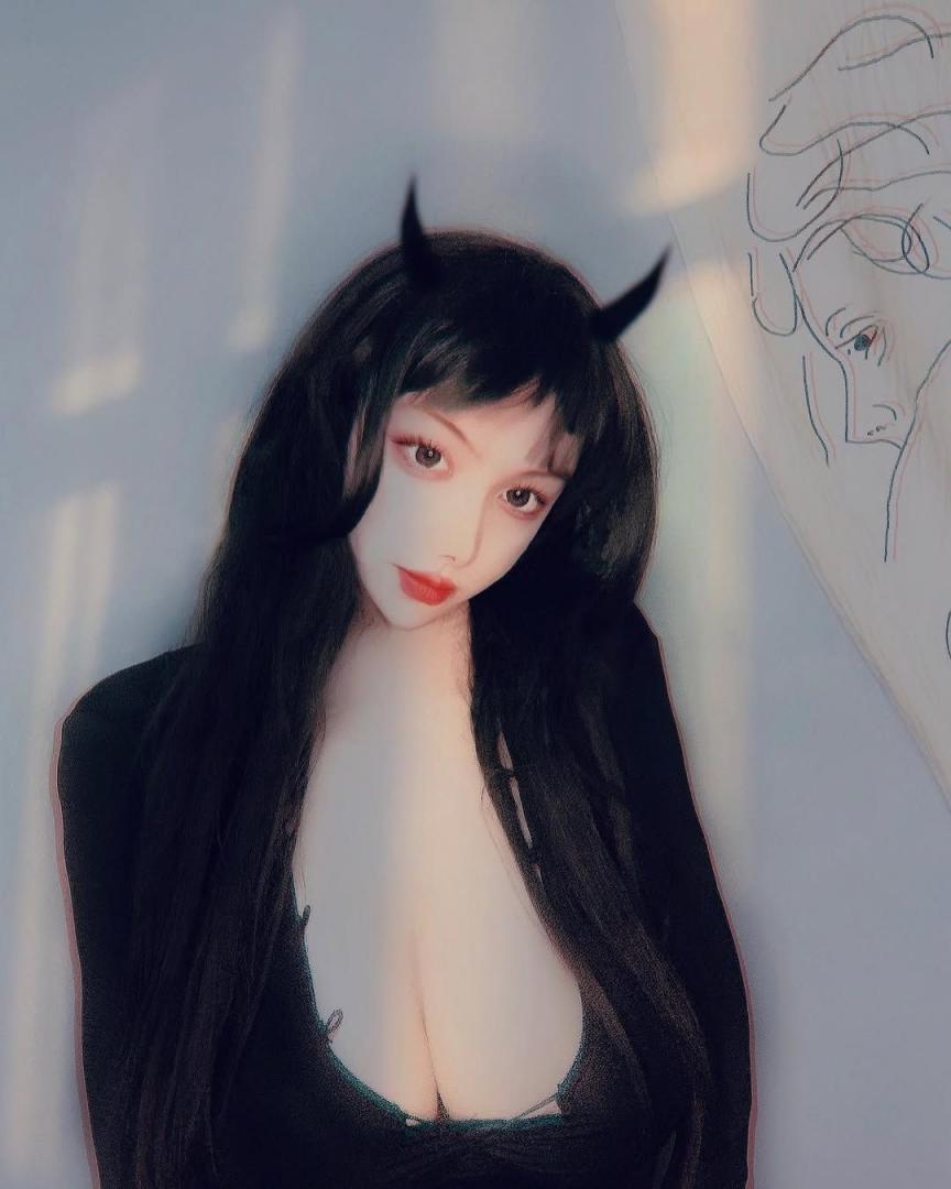 童颜巨乳 网红娃娃脸却有F杯大奶——Manta