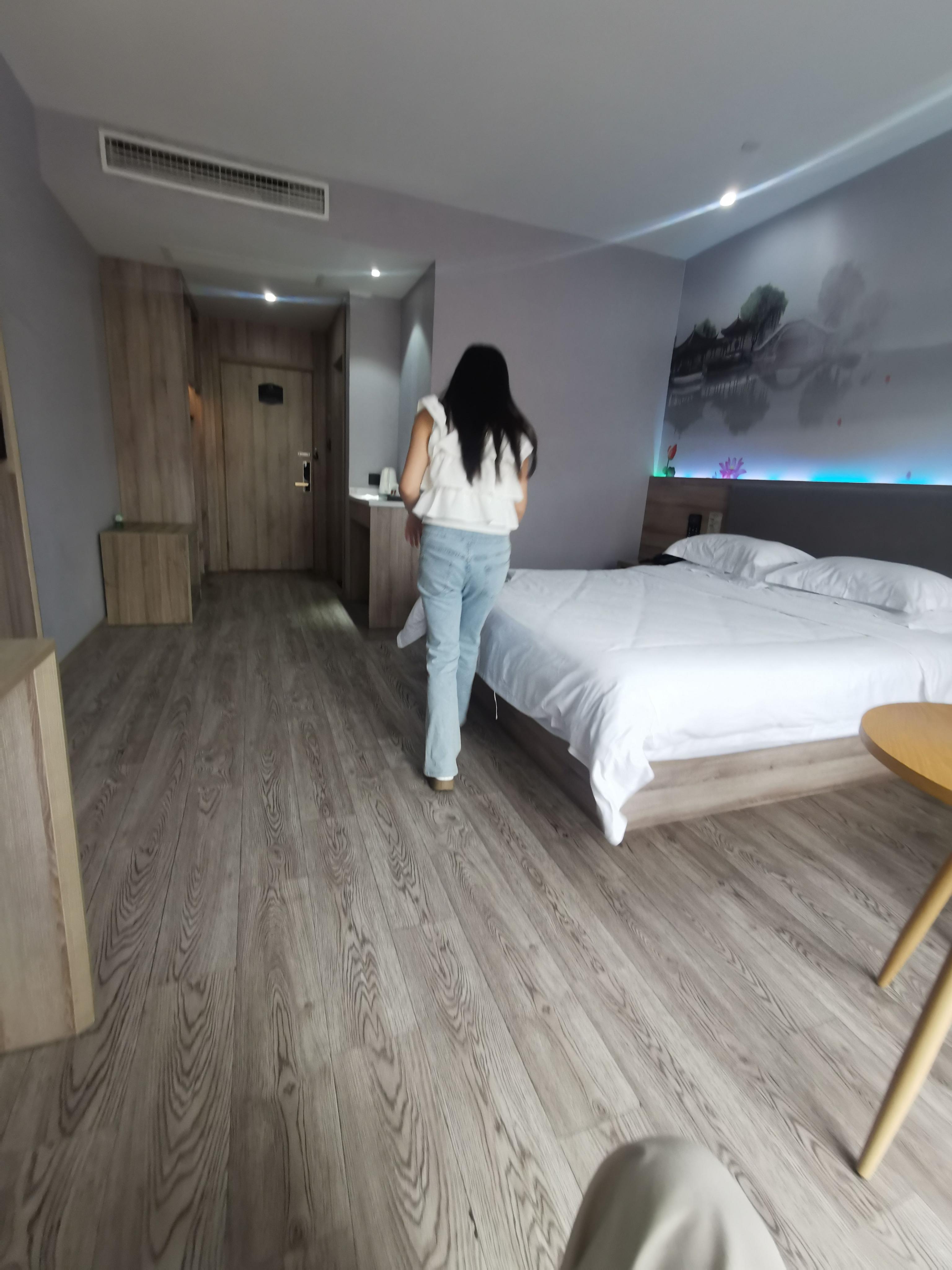 华师大，女大学生年轻的身体就是好，没有人永远十八岁，但永远有人十八岁！