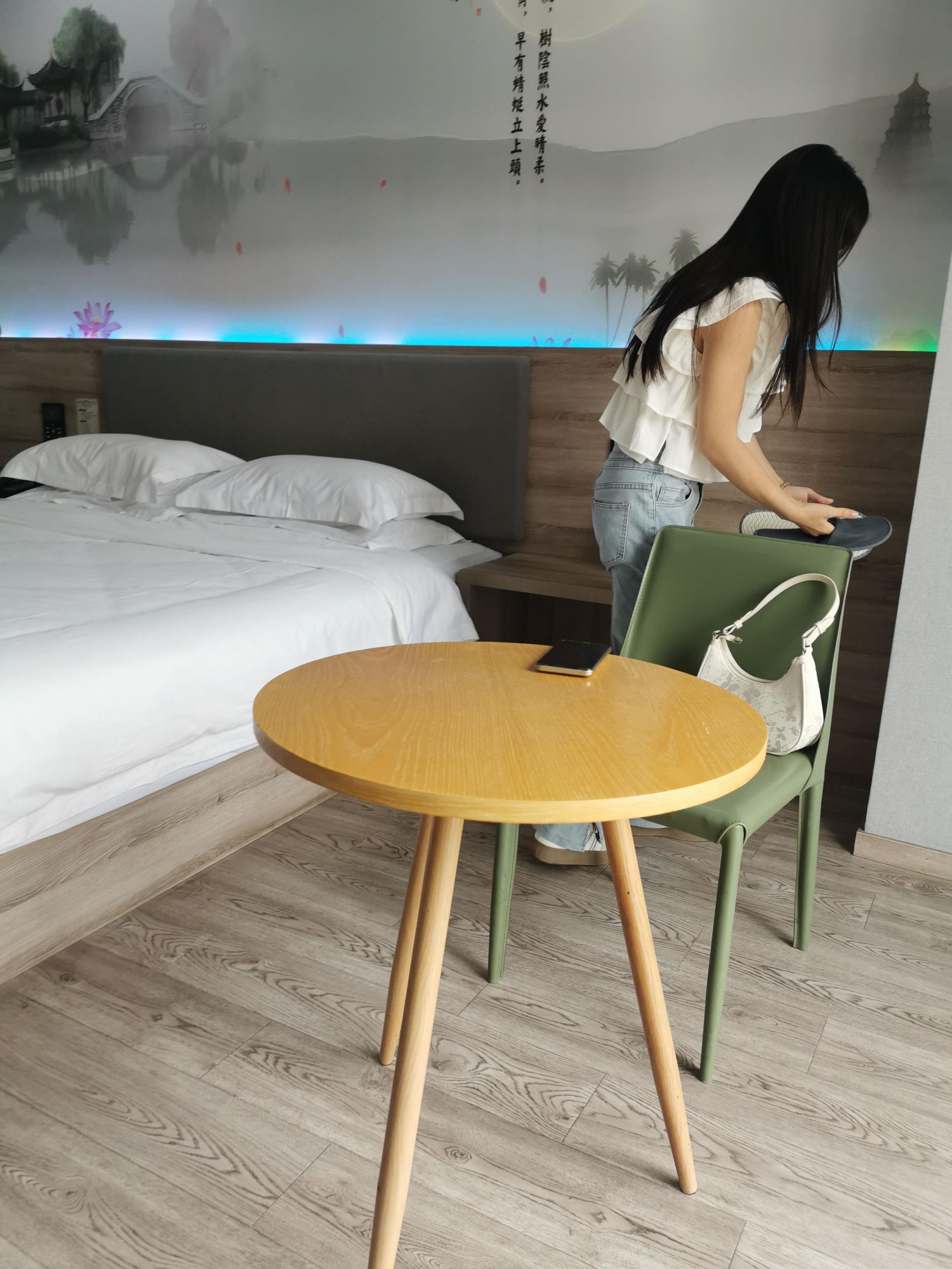 华师大，女大学生年轻的身体就是好，没有人永远十八岁，但永远有人十八岁！