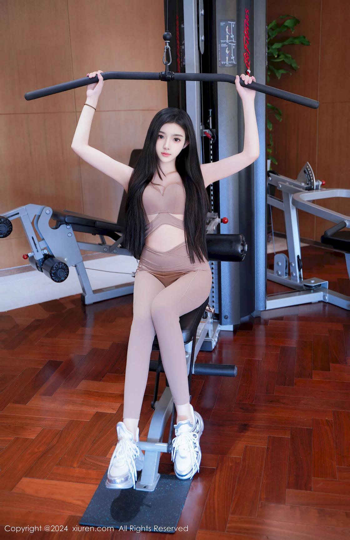 新人模特龙雪儿棕红色瑜伽紧身服饰性感写真