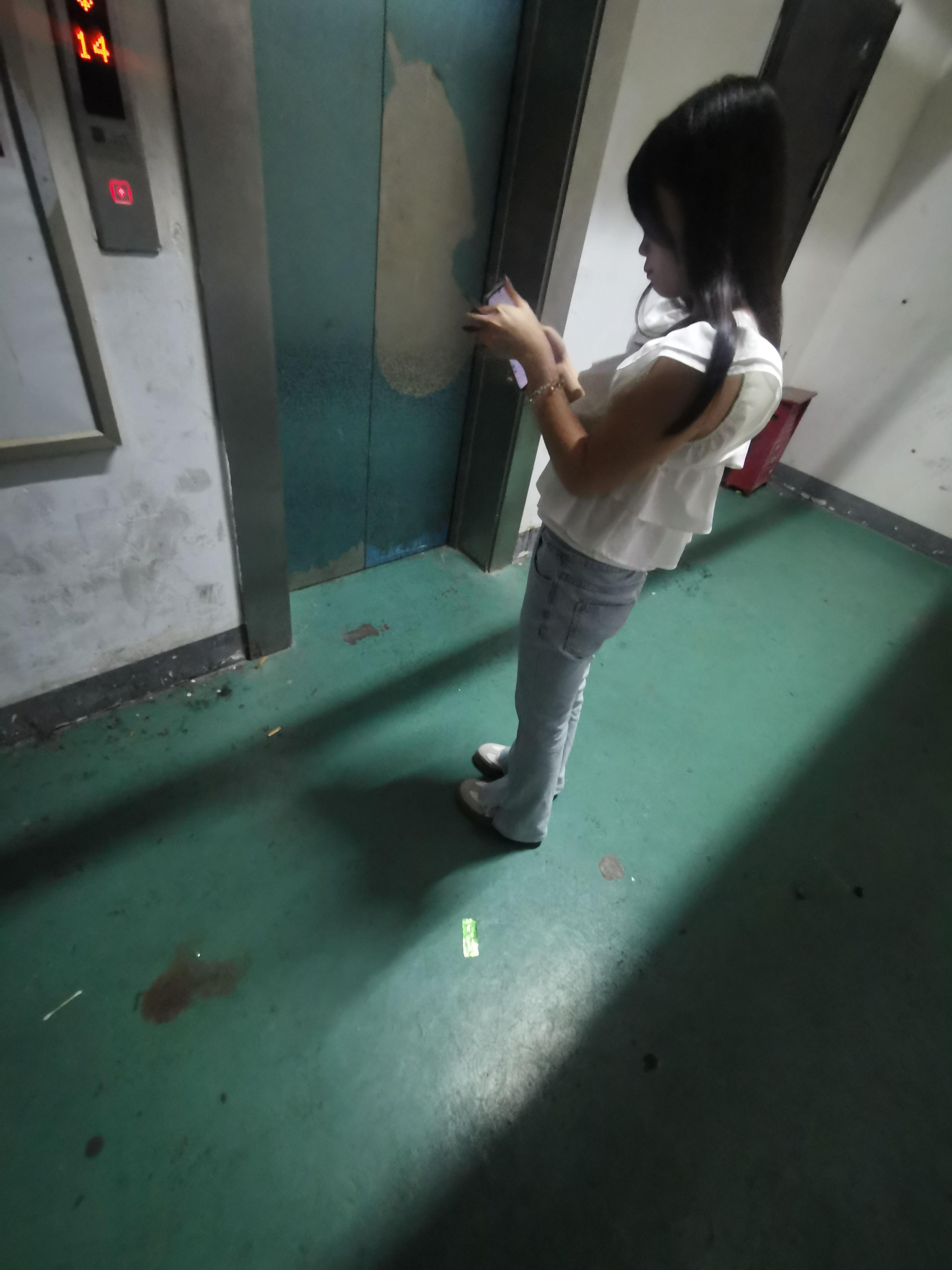 华师大女大学生年轻的身体就是好，没有人永远十八岁，但永远有人十八岁！