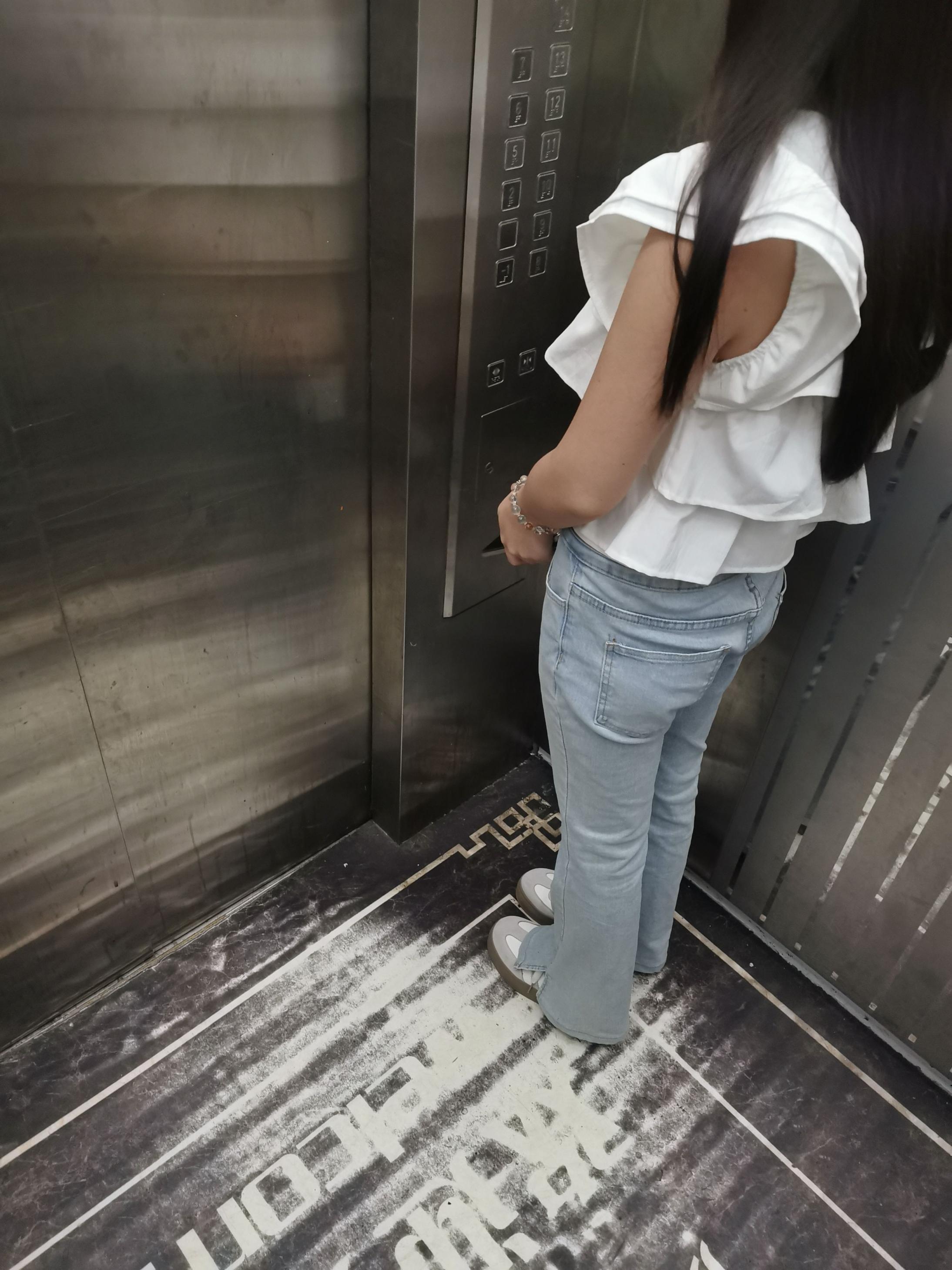 华师大女大学生年轻的身体就是好，没有人永远十八岁，但永远有人十八岁！