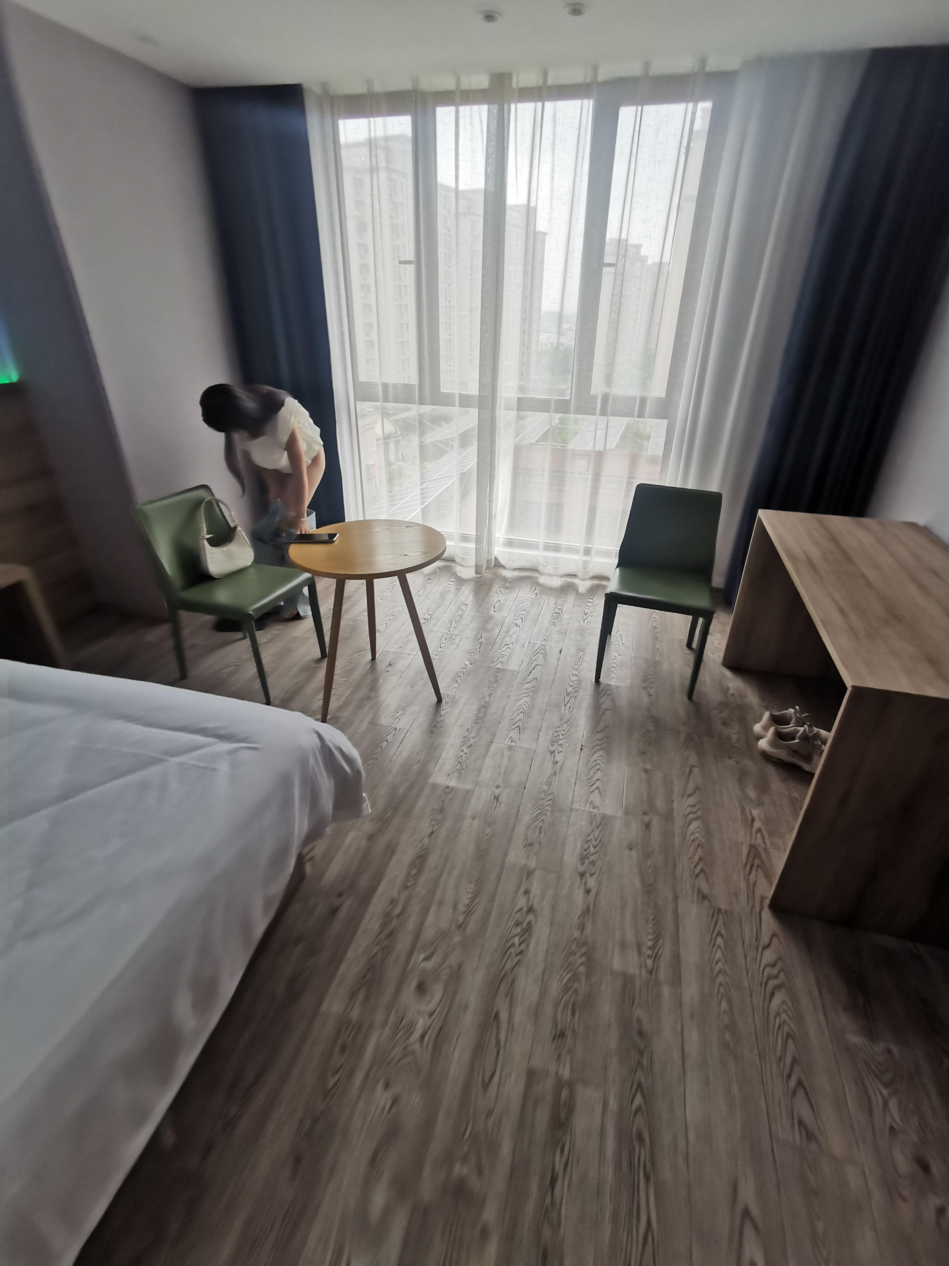 华师大女大学生年轻的身体就是好，没有人永远十八岁，但永远有人十八岁！