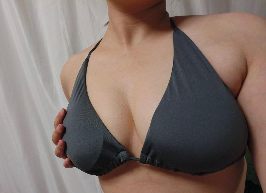 看完大屁股看大胸，谁能懂一个女人撩起衣服露出大胸对一个男人的诱惑