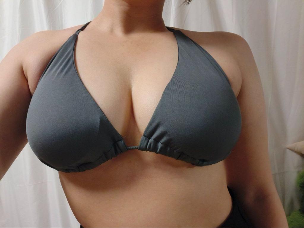 看完大屁股看大胸，谁能懂一个女人撩起衣服露出大胸对一个男人的诱惑