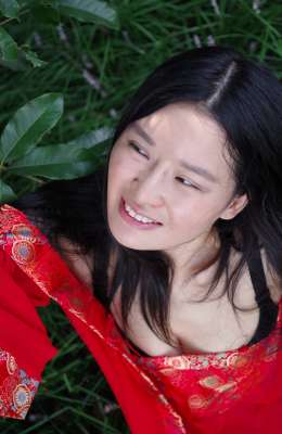 红衣气质少妇野外拍摄