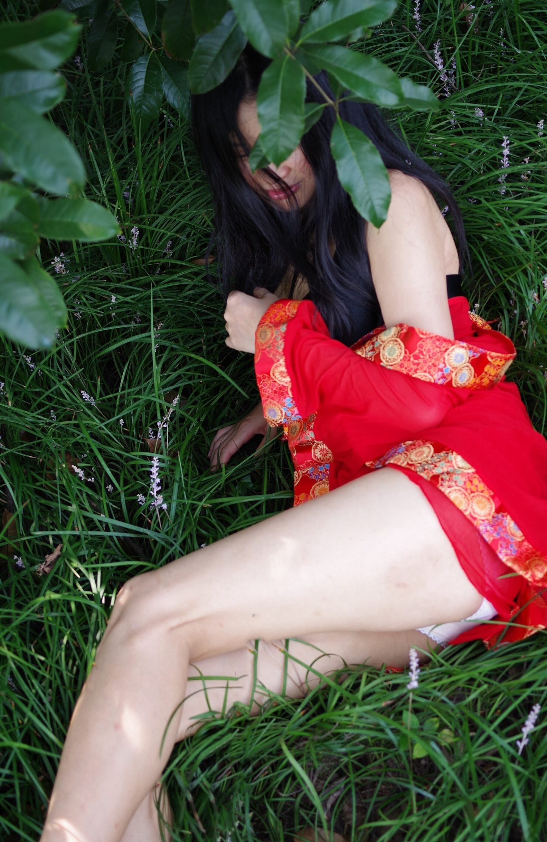 红衣气质少妇野外拍摄