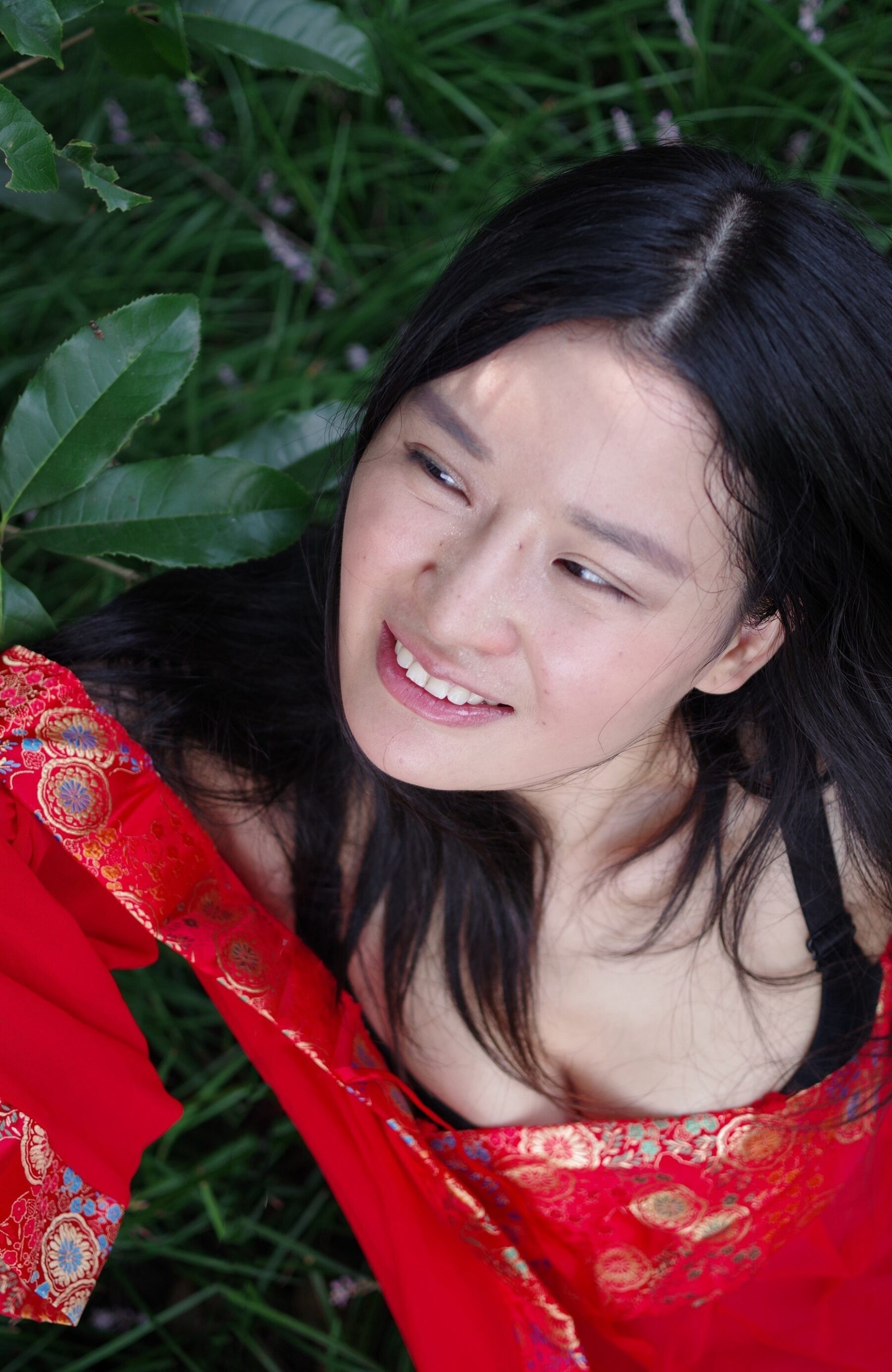 红衣气质少妇野外拍摄