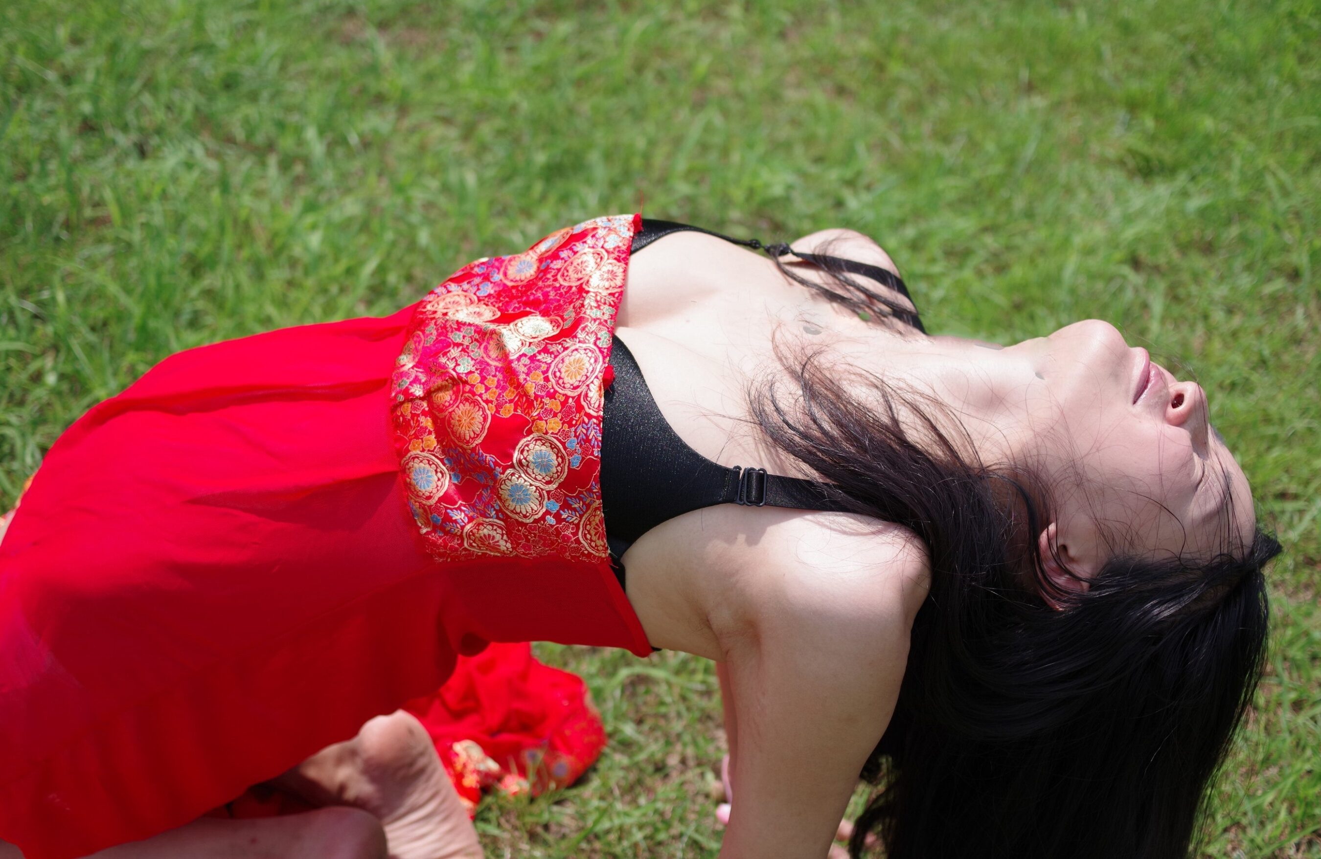 红衣气质少妇野外拍摄