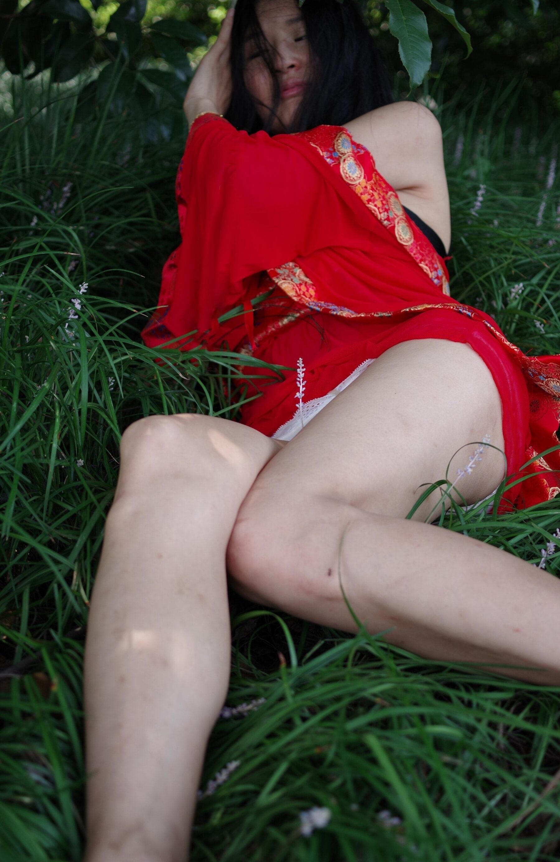 红衣气质少妇野外拍摄