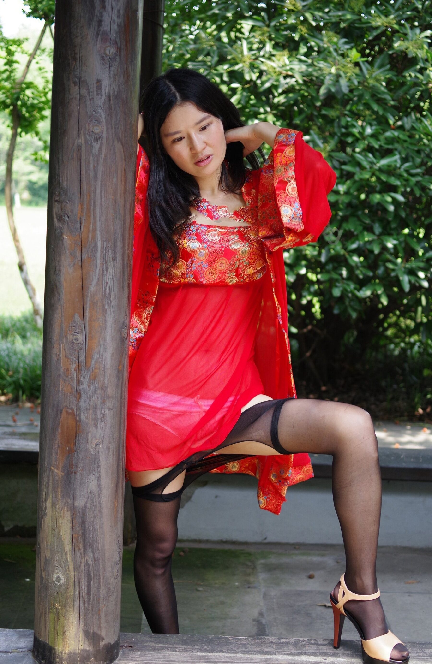 红衣气质少妇野外拍摄