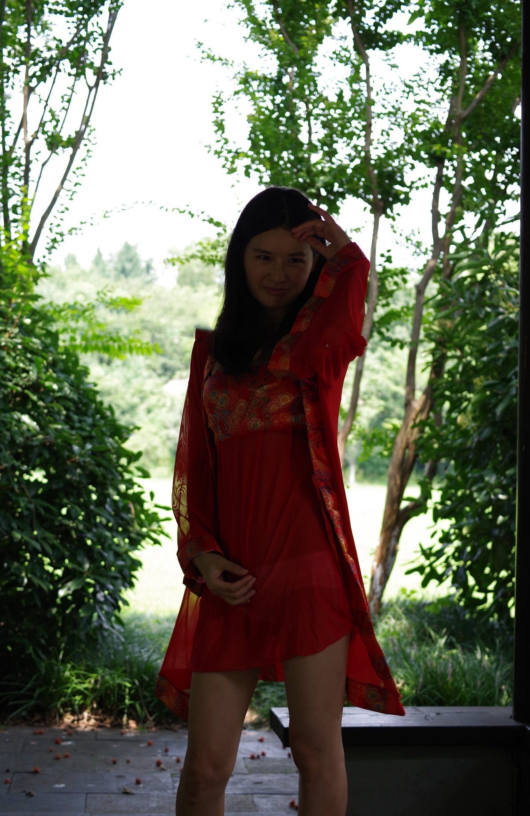 红衣气质少妇野外拍摄