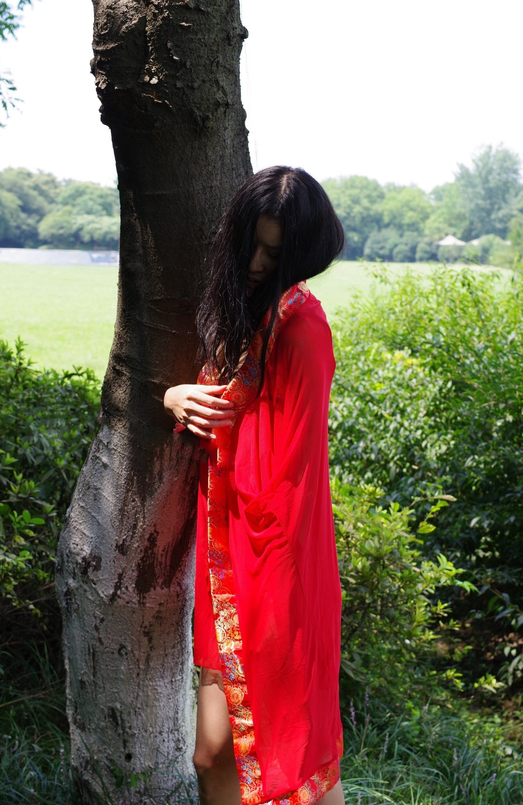 红衣气质少妇野外拍摄