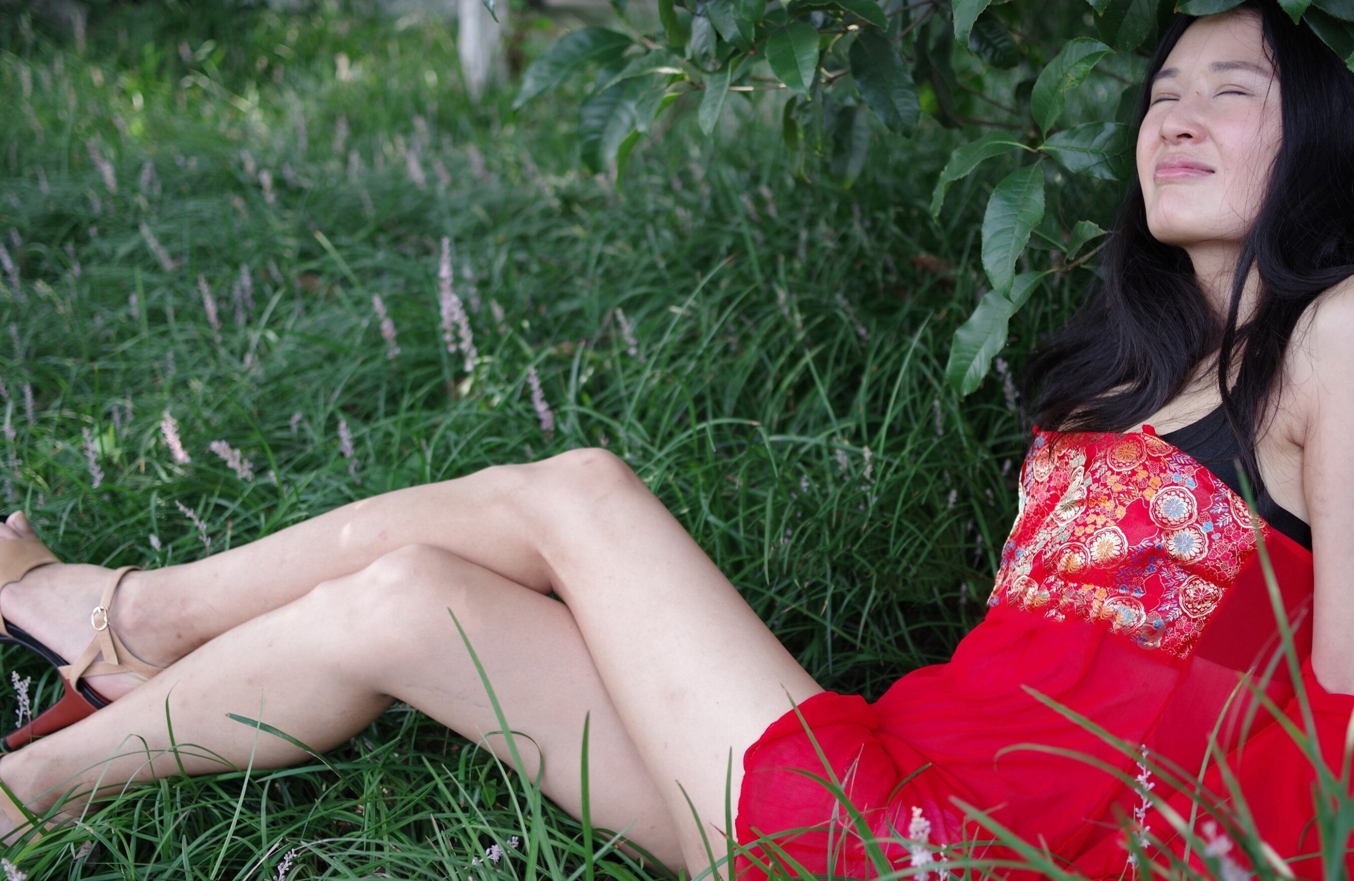 红衣气质少妇野外拍摄
