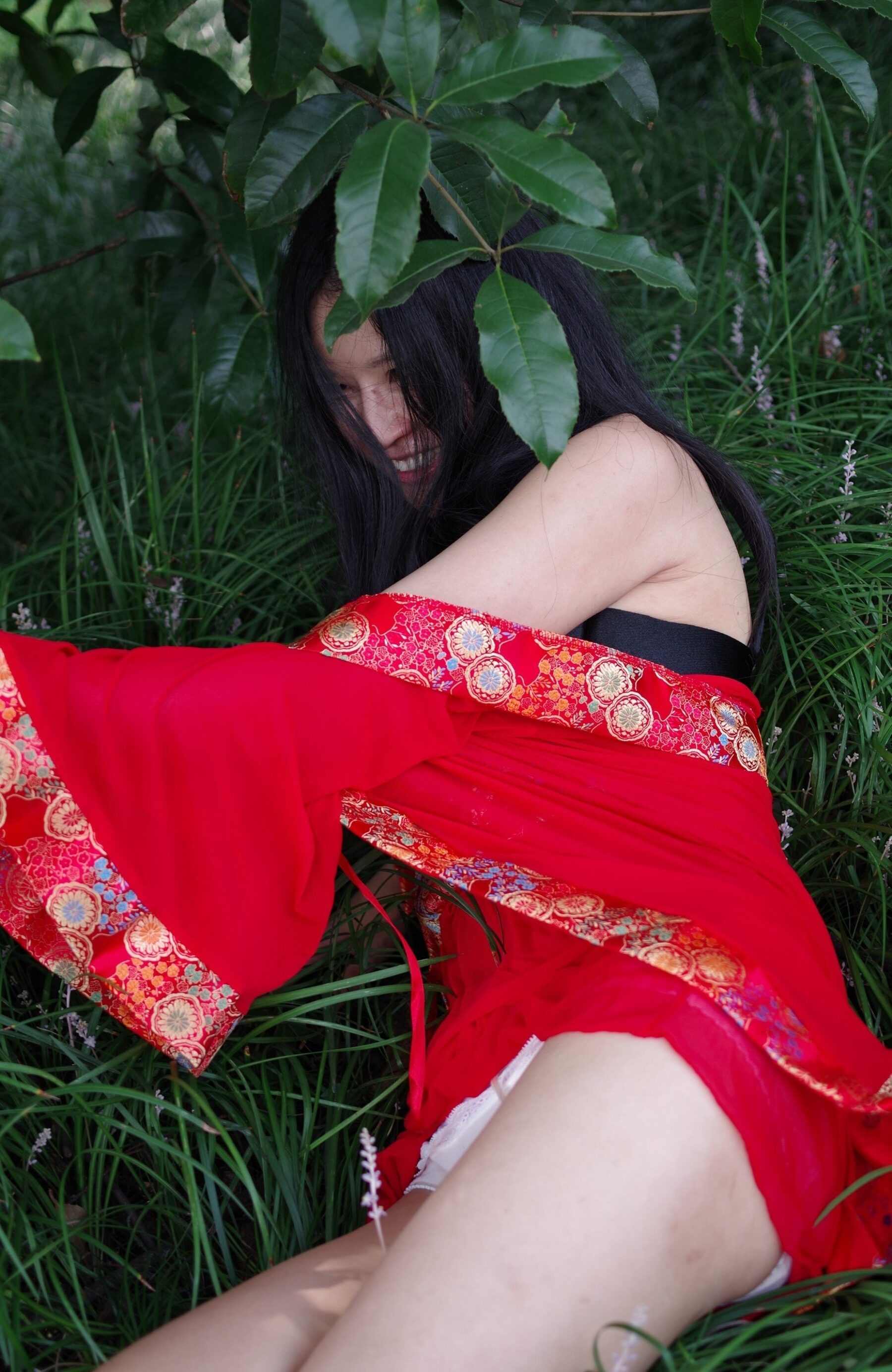 红衣气质少妇野外拍摄