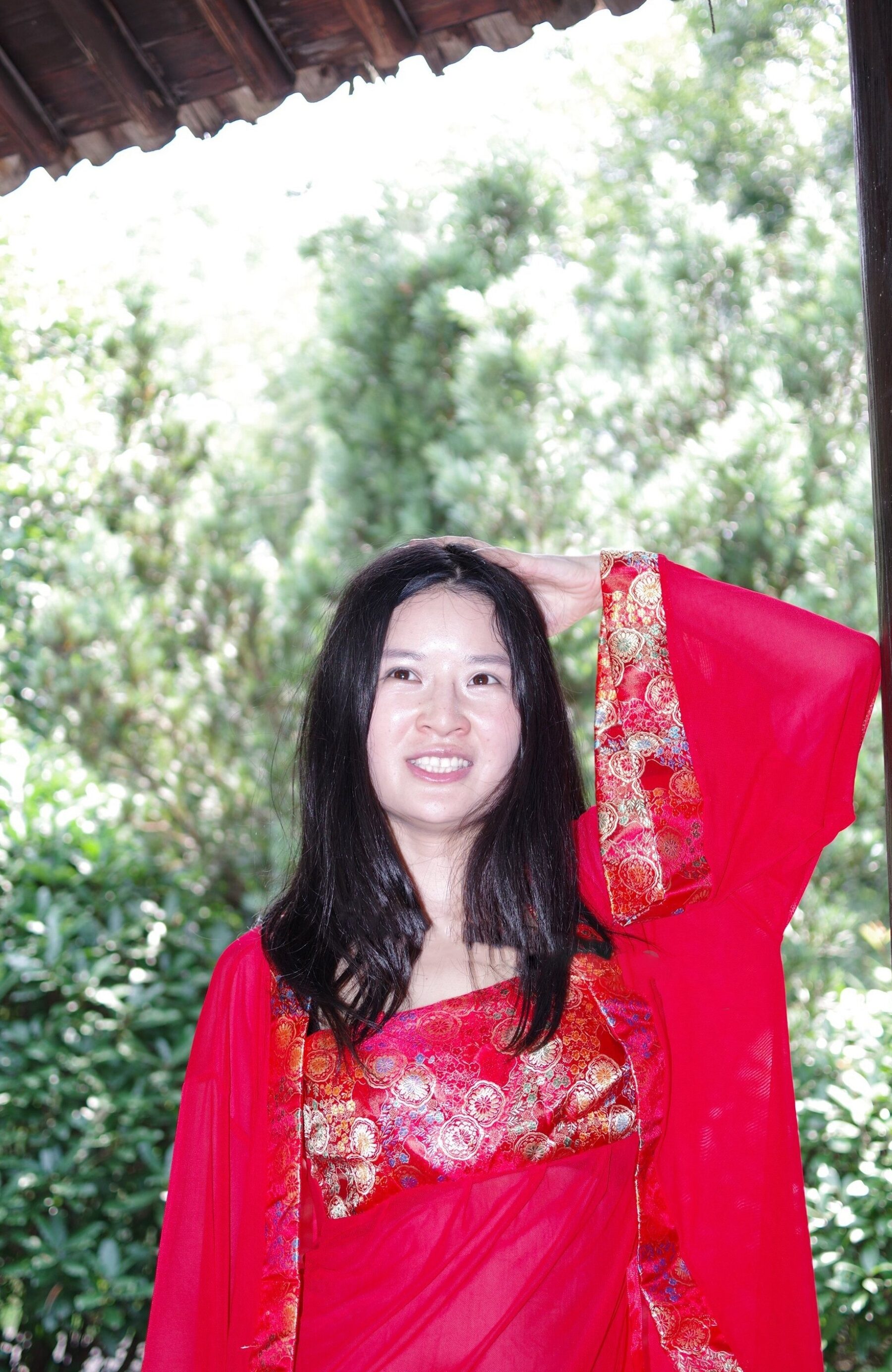 红衣气质少妇野外拍摄