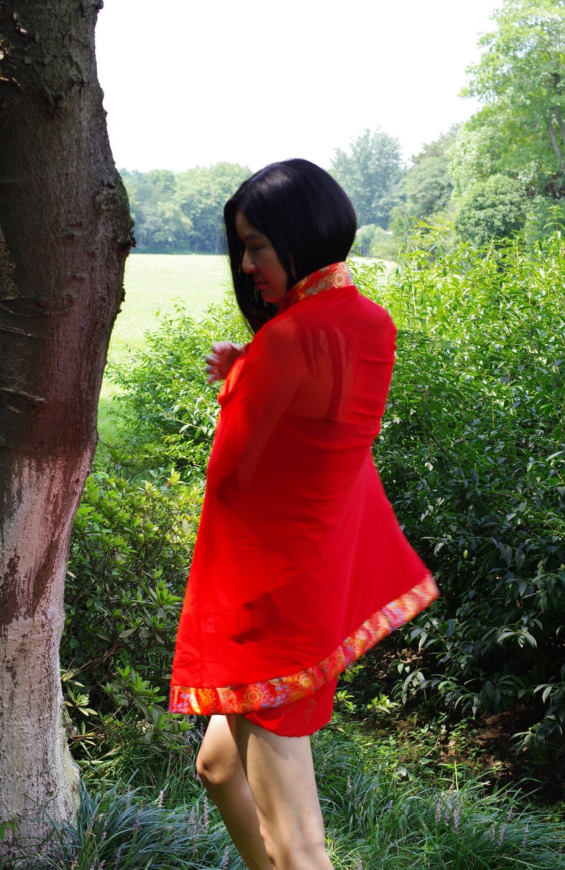 红衣气质少妇野外拍摄
