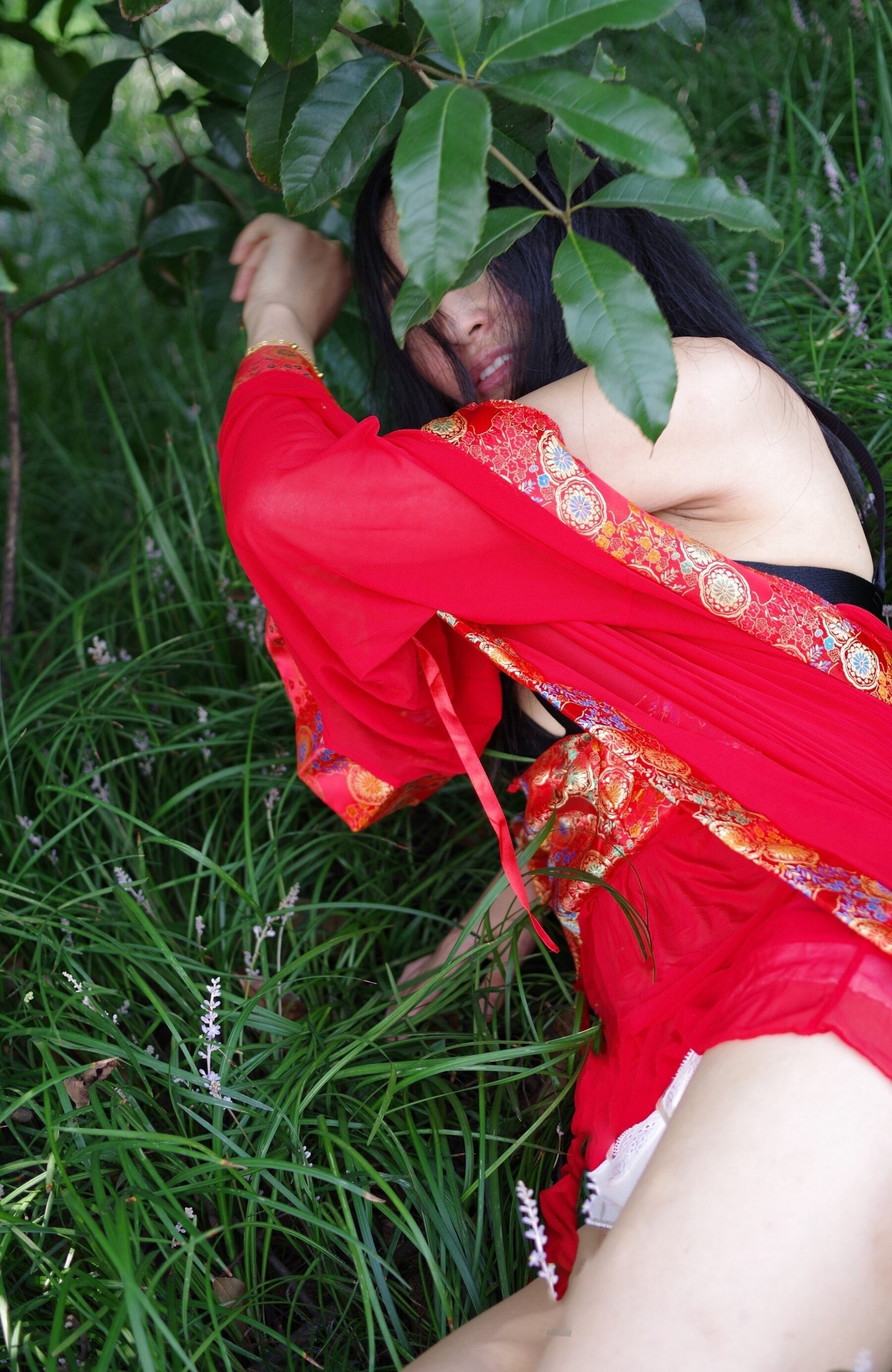 红衣气质少妇野外拍摄