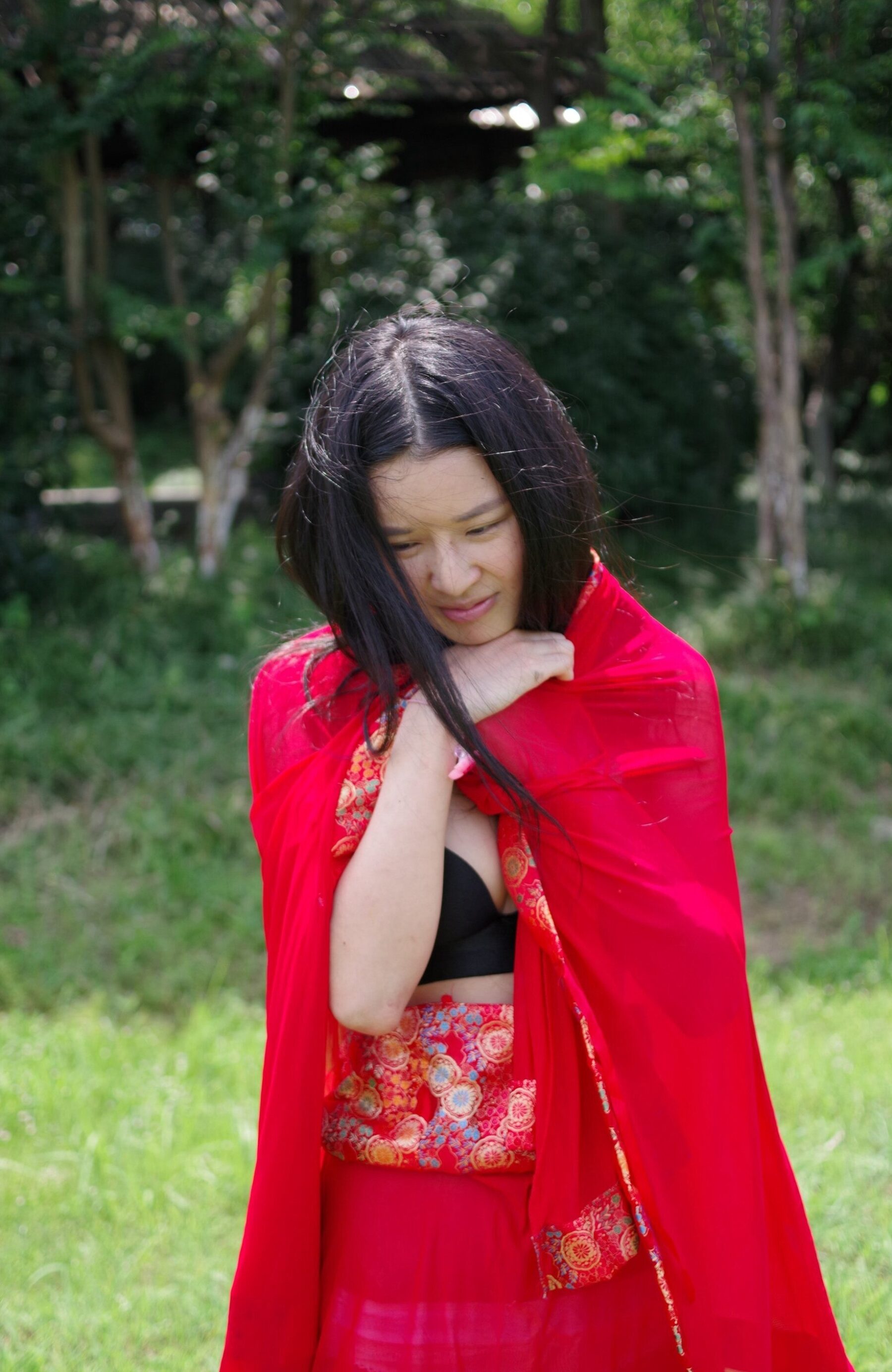 红衣气质少妇野外拍摄