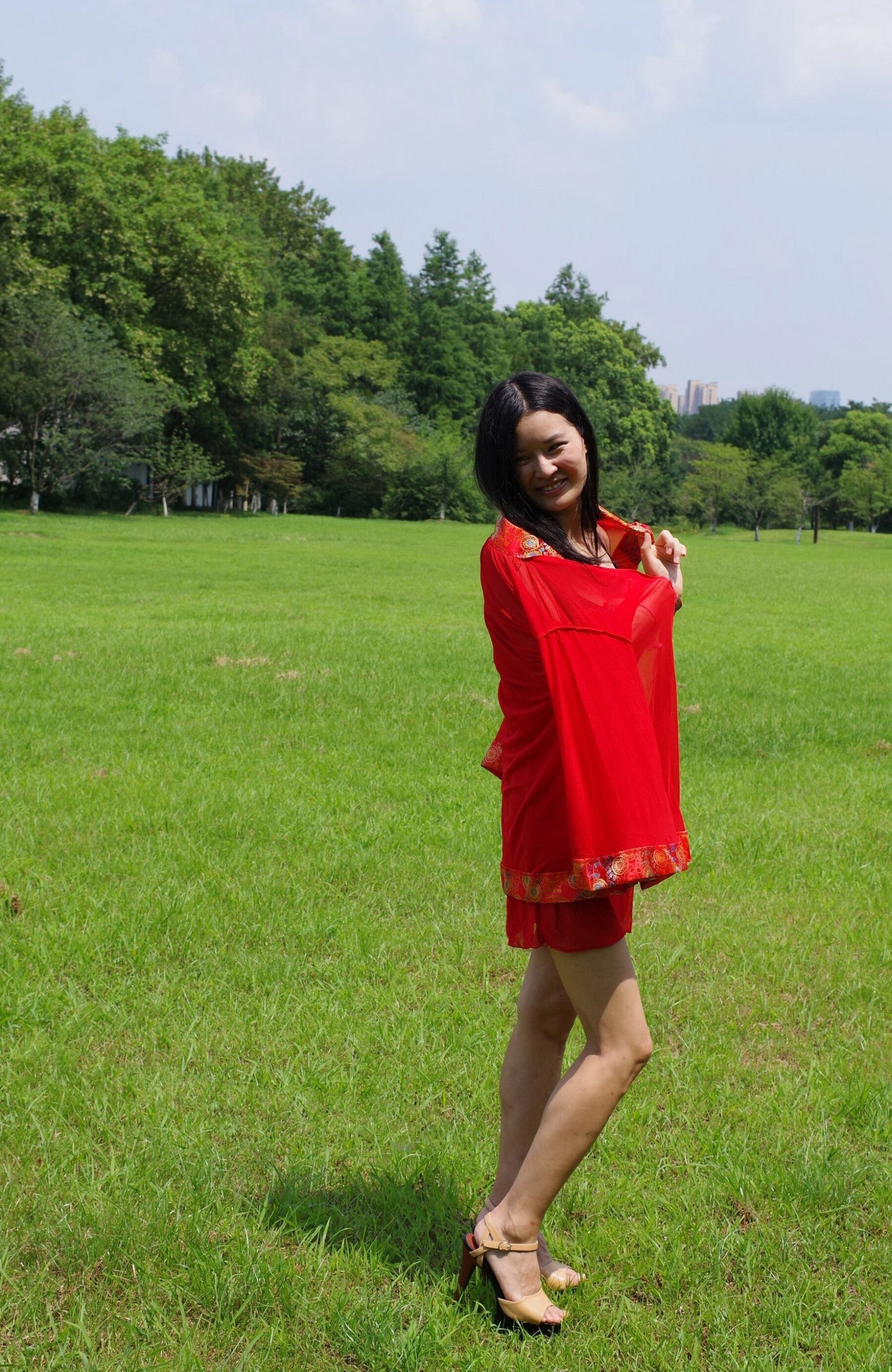 红衣气质少妇野外拍摄