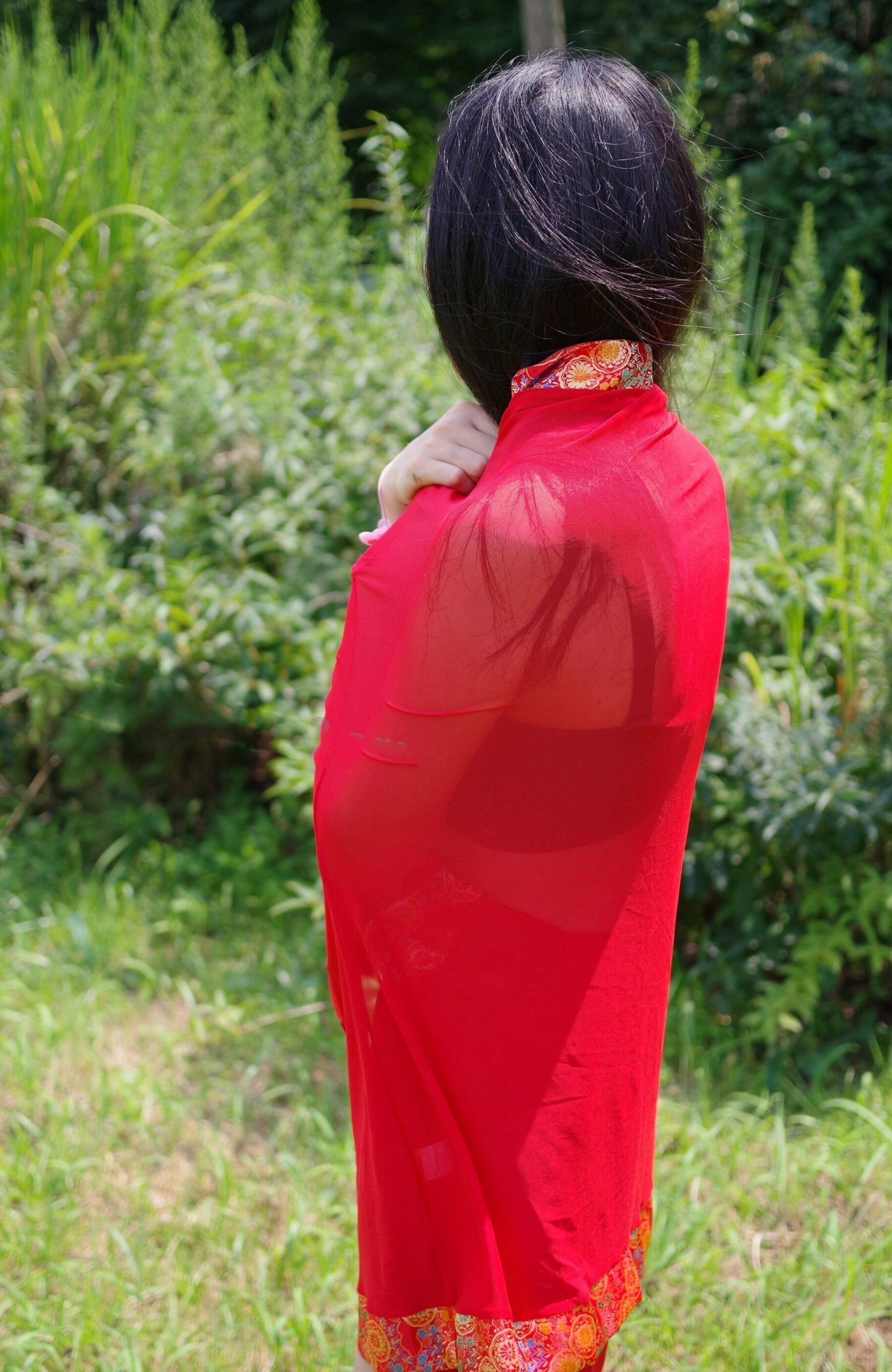 红衣气质少妇野外拍摄