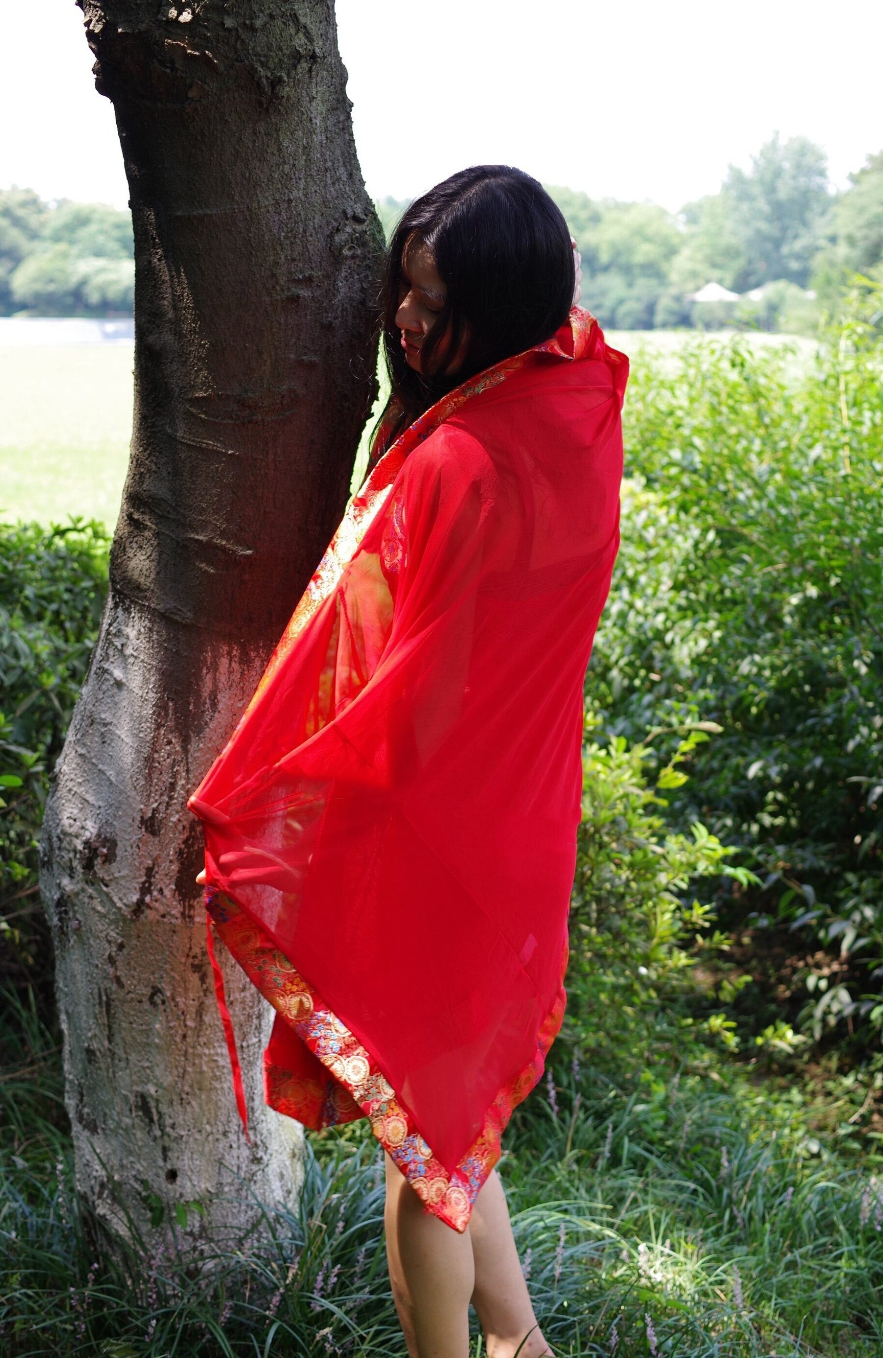 红衣气质少妇野外拍摄