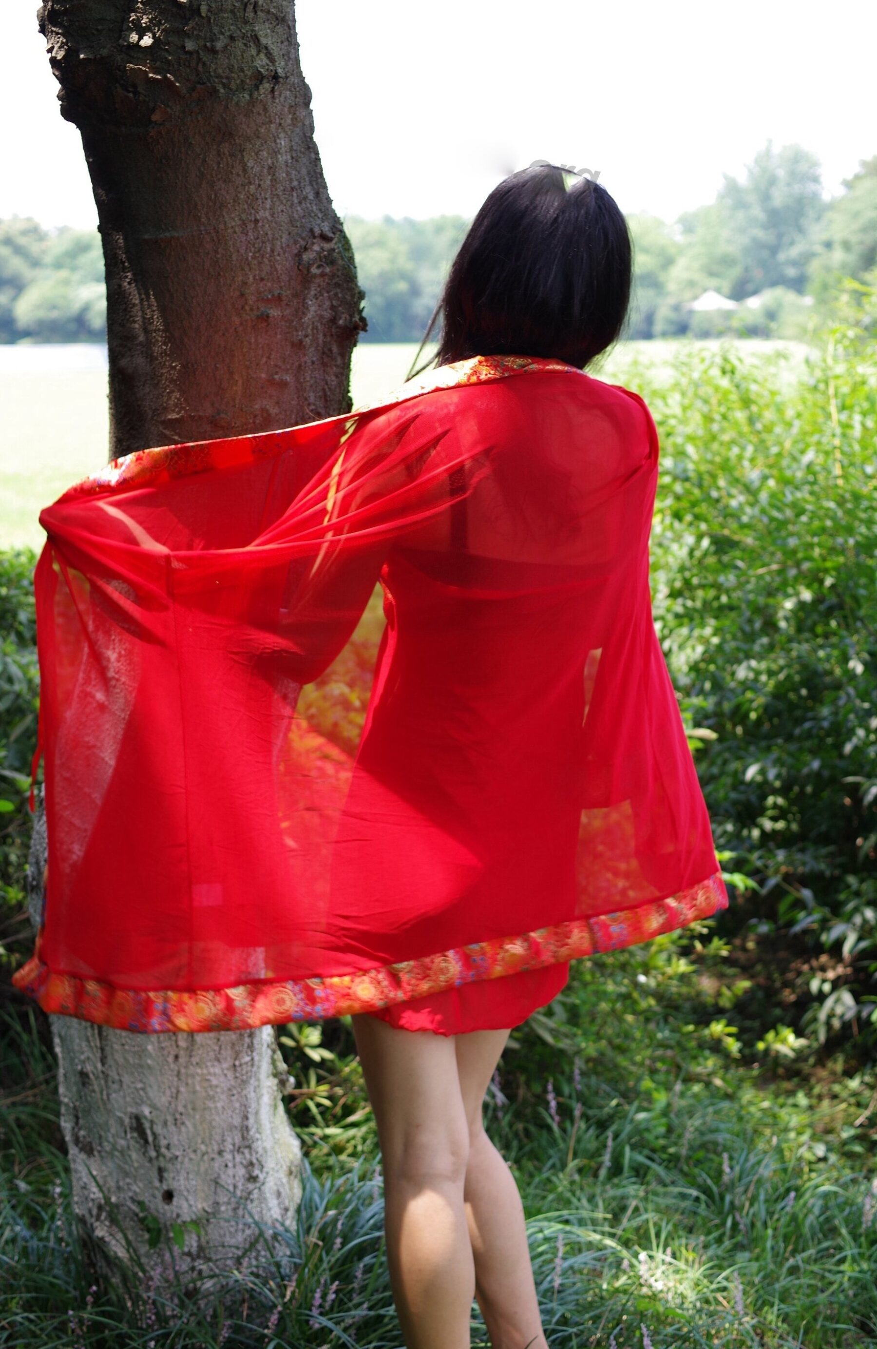 红衣气质少妇野外拍摄