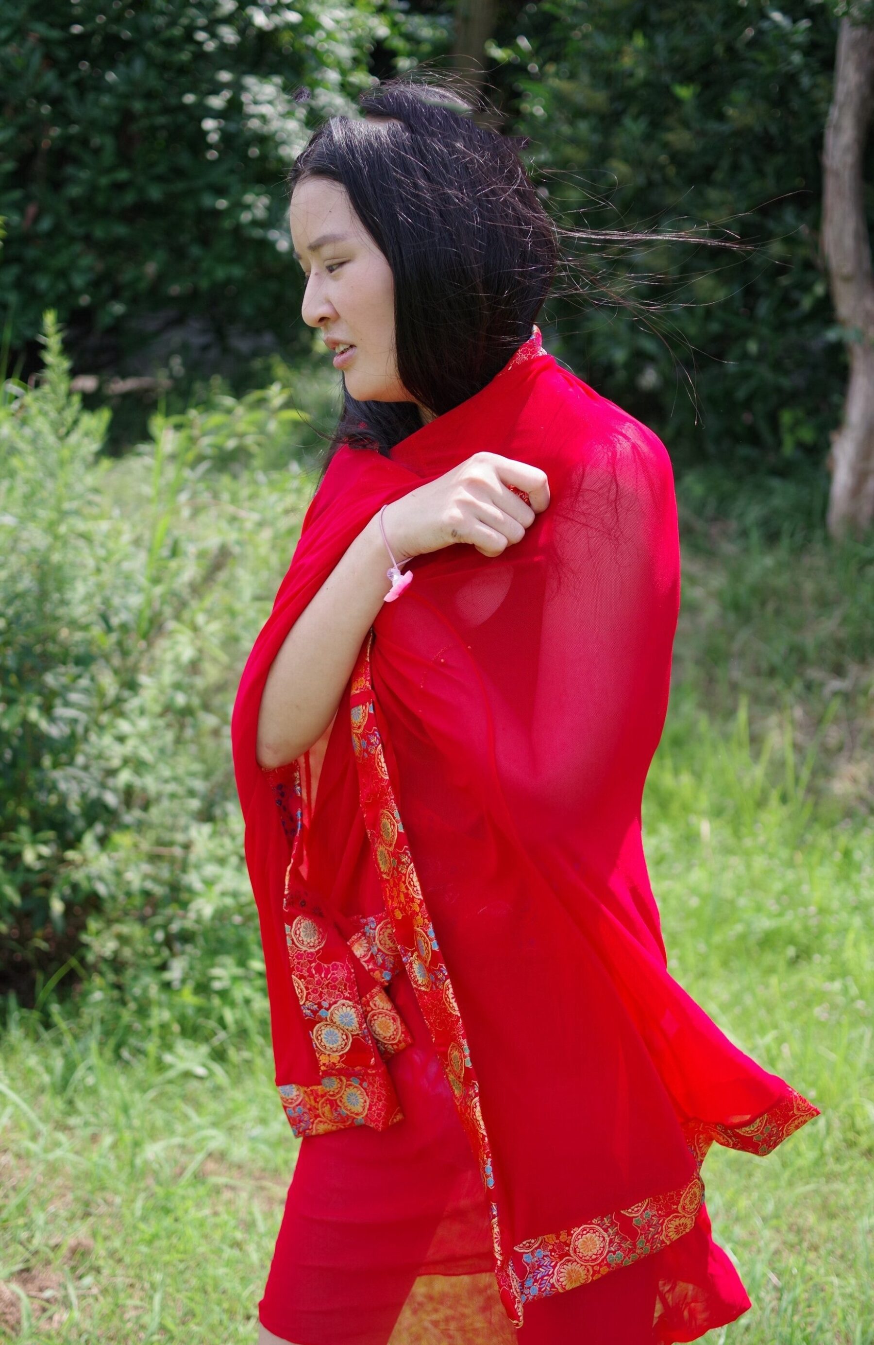 红衣气质少妇野外拍摄