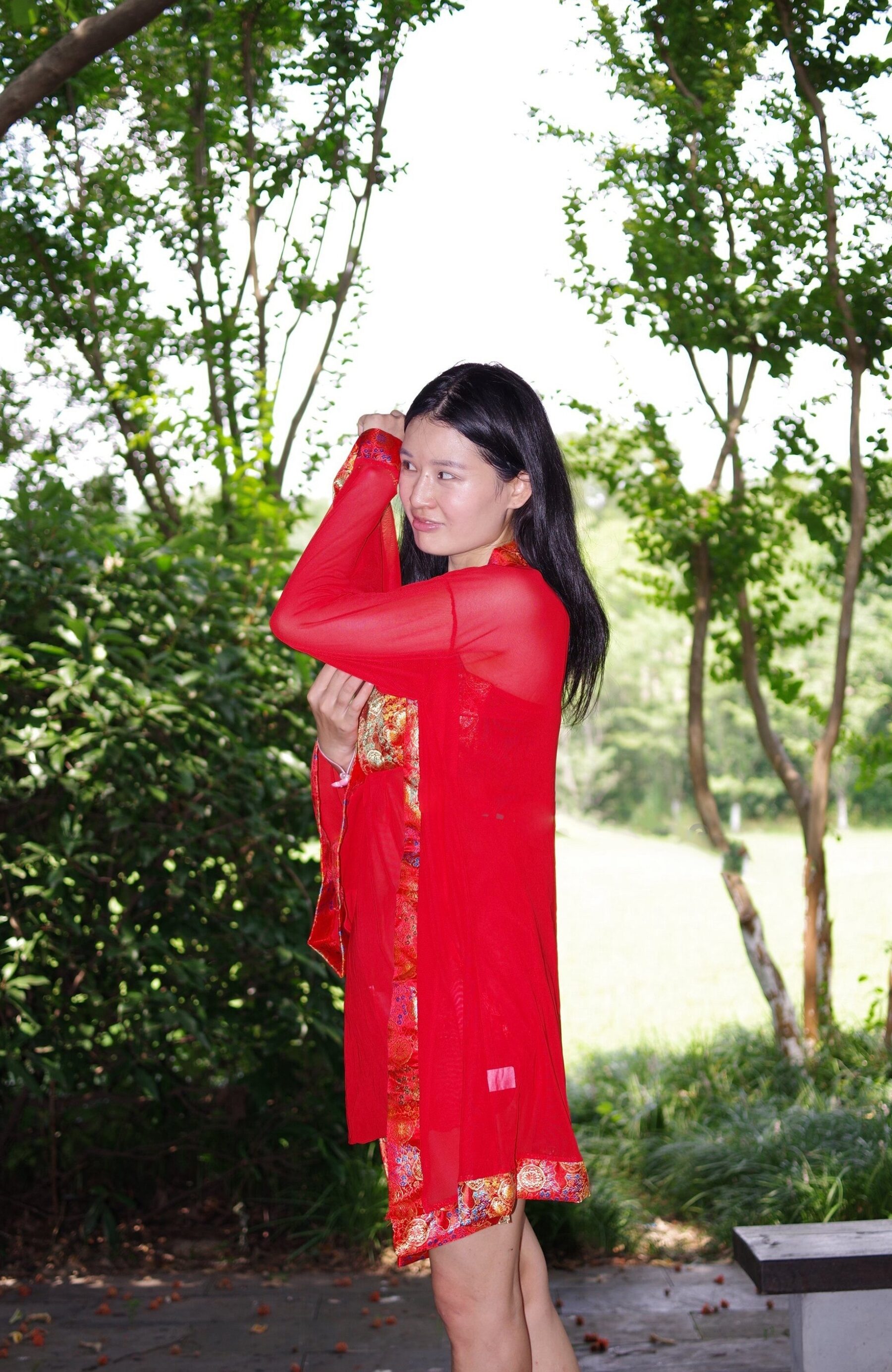 红衣气质少妇野外拍摄